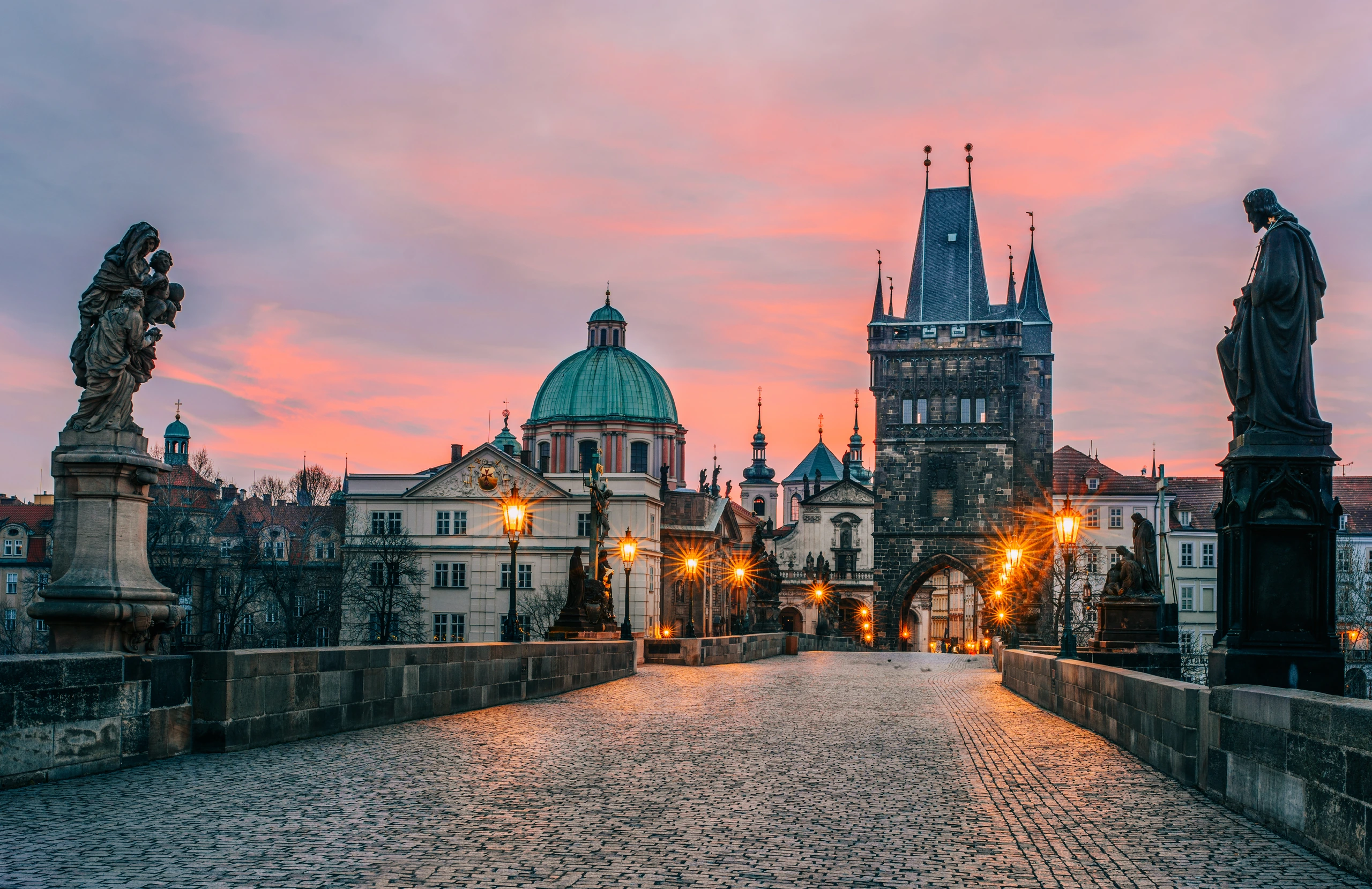 Solnedgång vid Karlsbron i Prag, Tjeckien