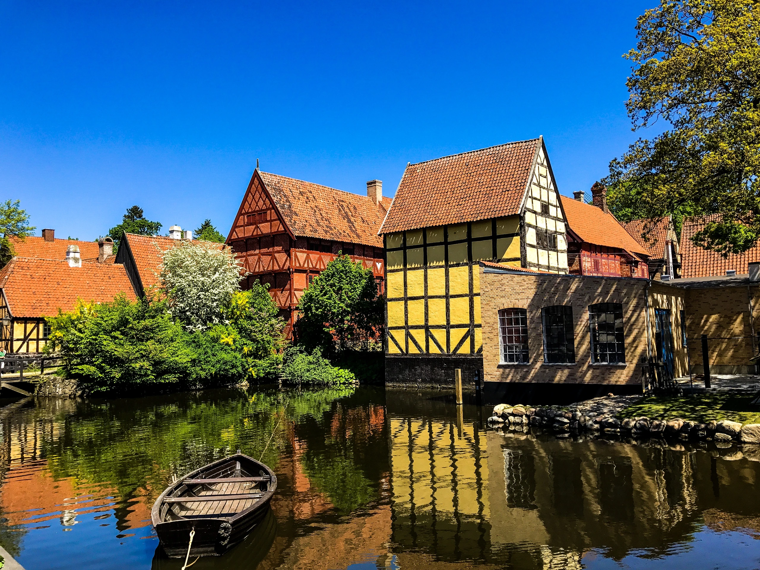 Vackra hus vid floden i Århus, Danmark