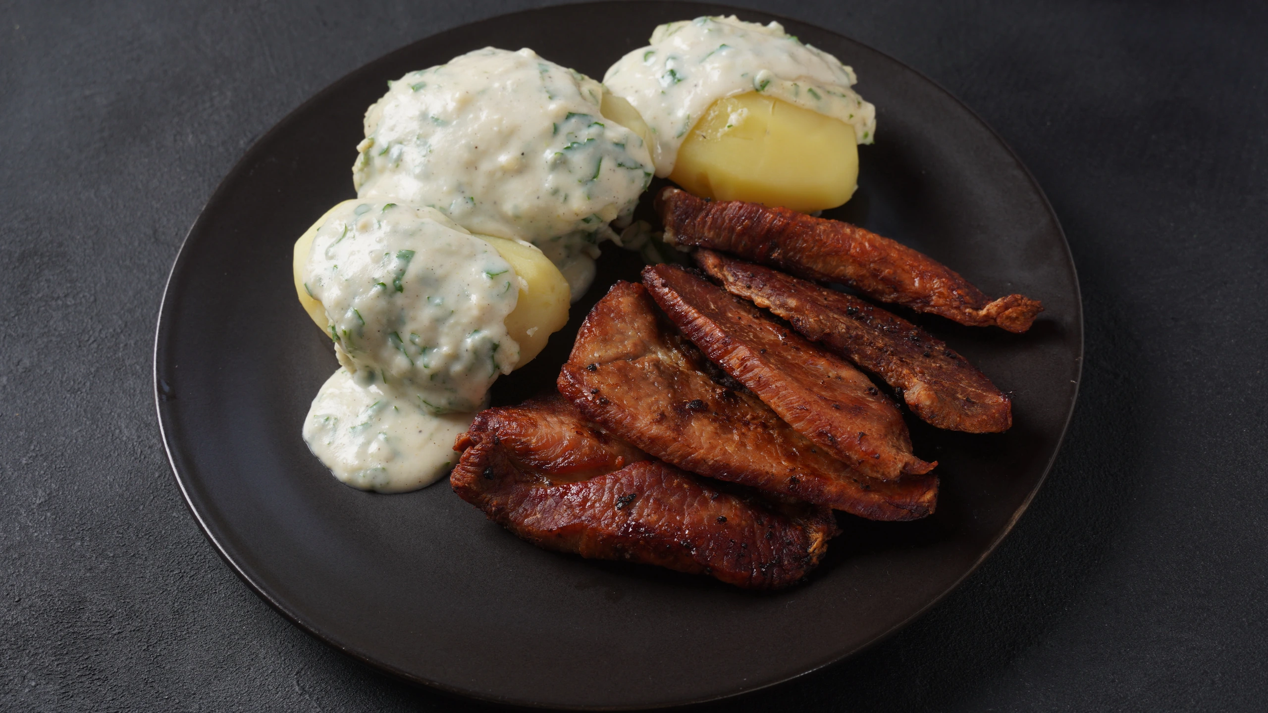 Stegt flæsk med persiljesås och potatis, Danmark