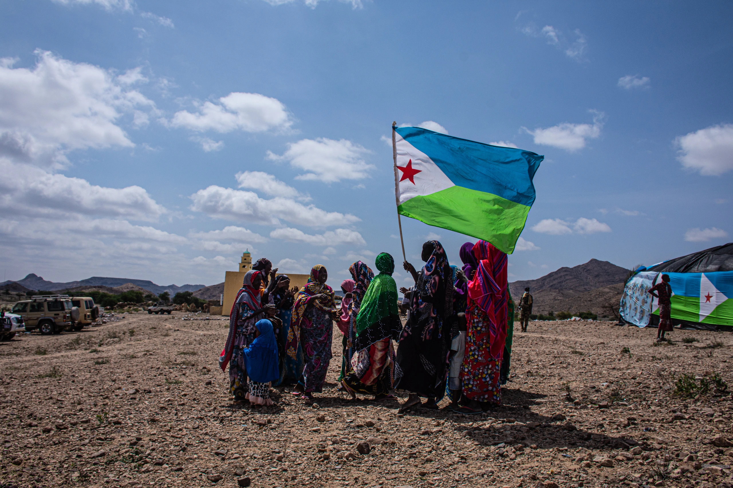 En grupp kvinnor dansar med flaggan i Djibouti