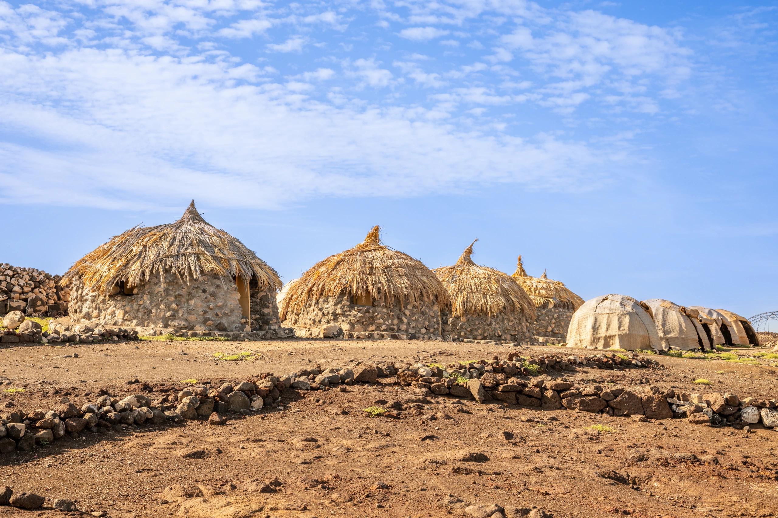 Traditionella nomadiska tält vid sjö Abbe, Djibouti