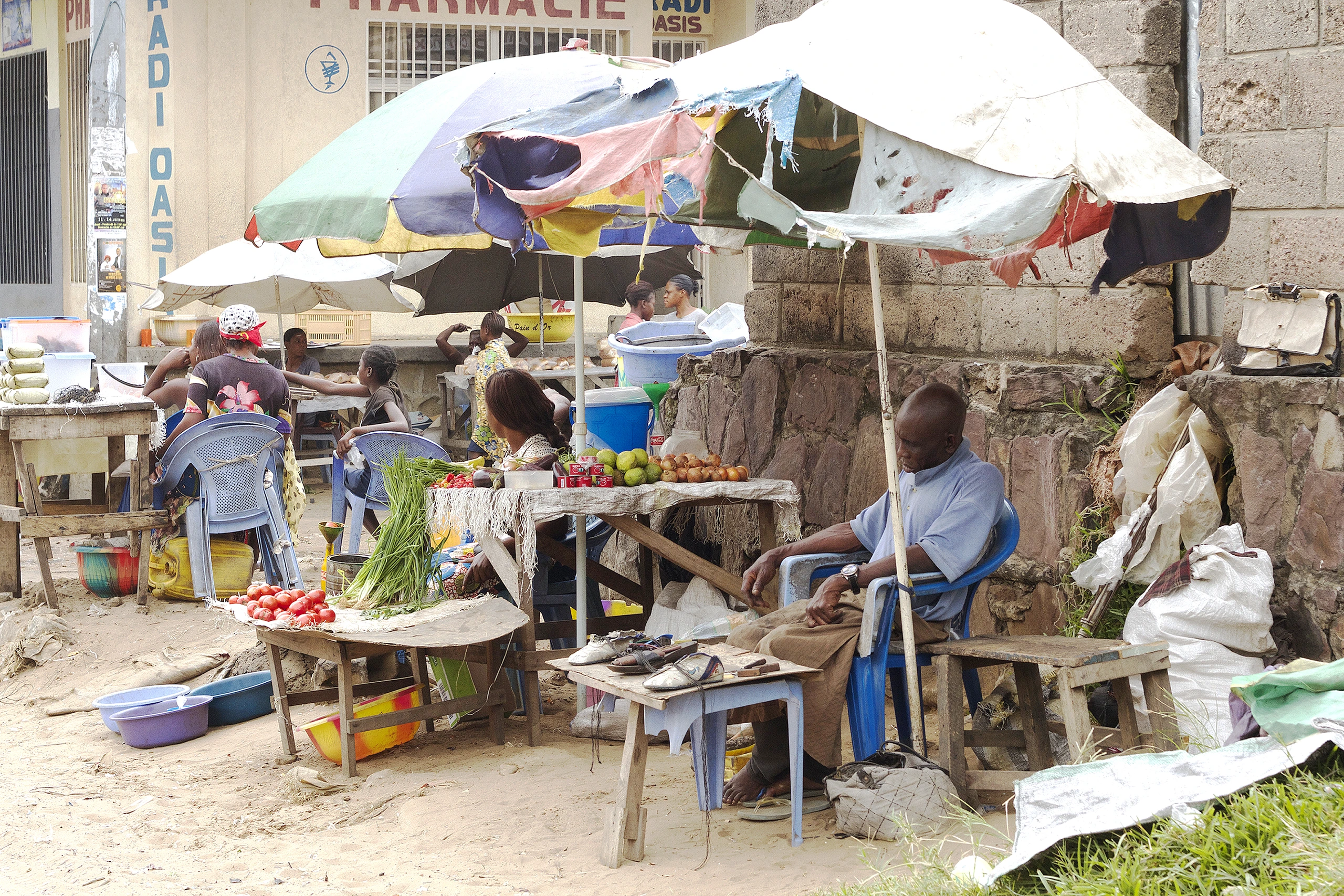 Man som sover vid marknadsstånd, Kinshasa, Demokratiska republiken Kongo