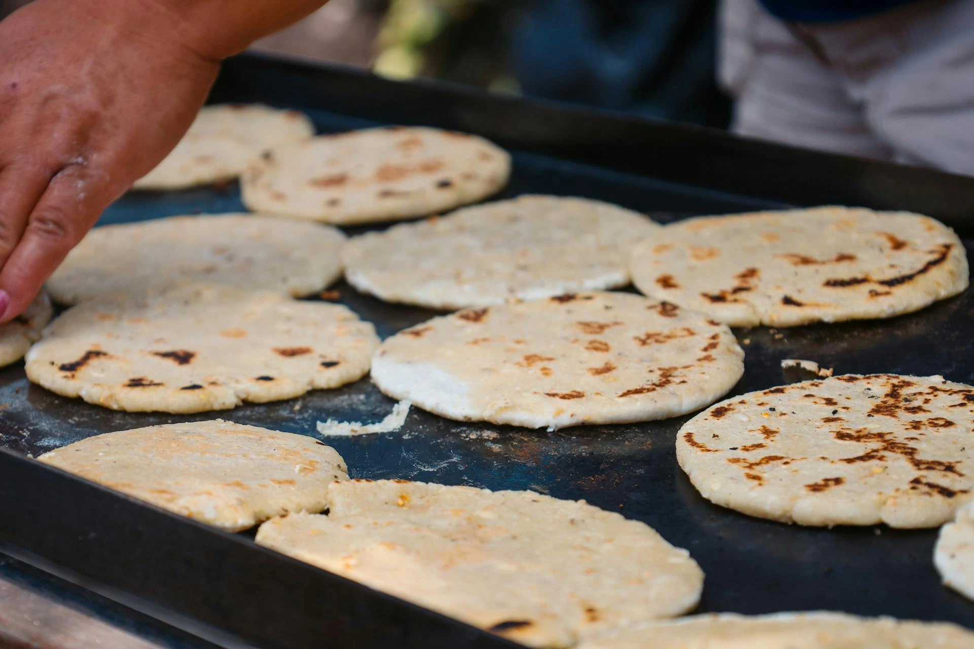 Hemlagade arepas på stekpanna, El Salvador