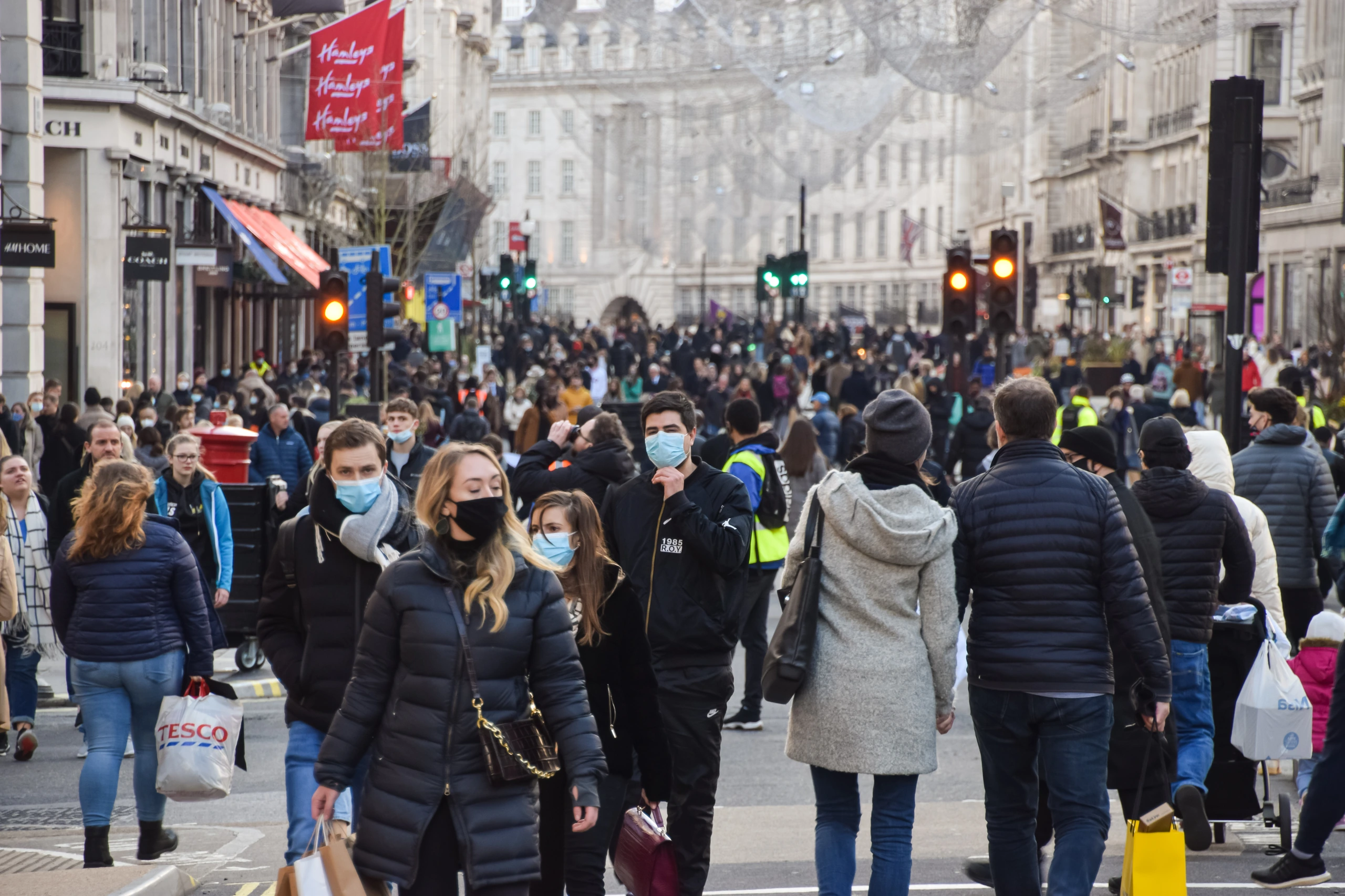 Personer med ansiktsmasker på Regent Street, England