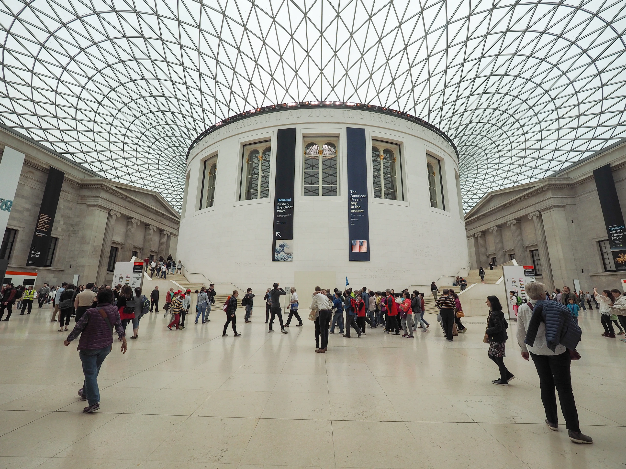 Turister på British Museum, London, England
