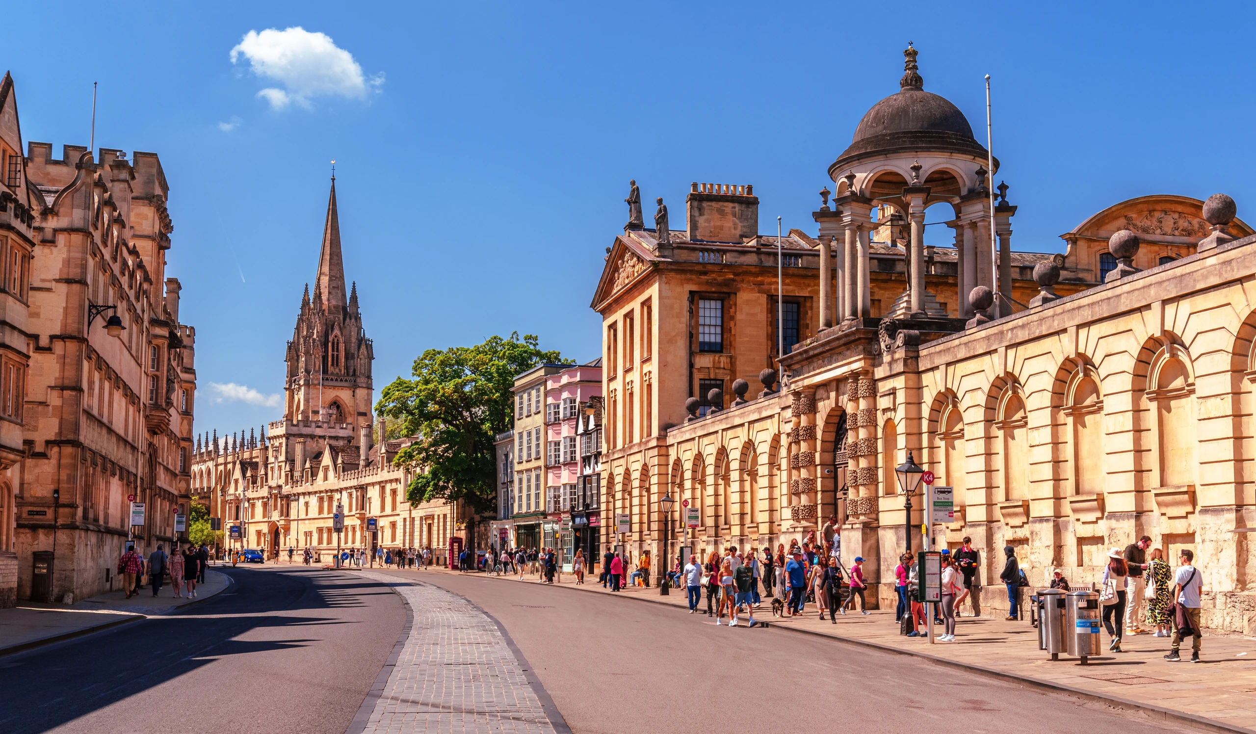 Vy över Oxford på en solig dag, England