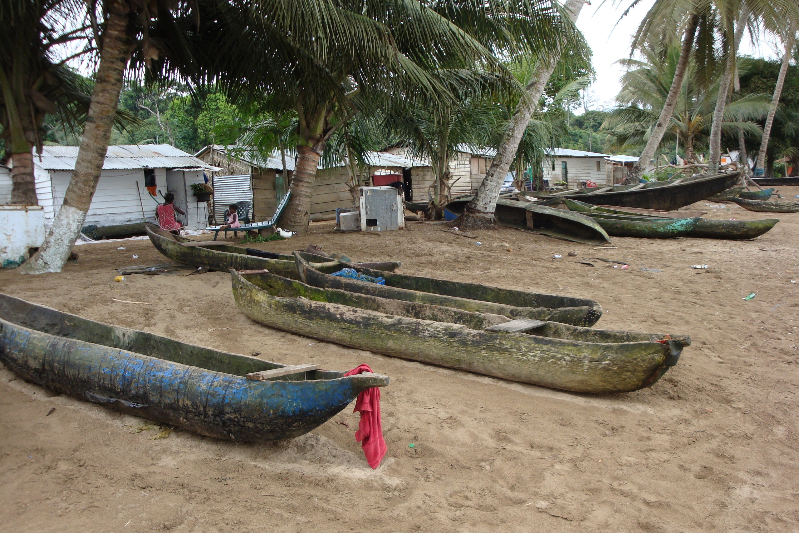 Arena Blanca strand med piroger, Ekvatorialguinea