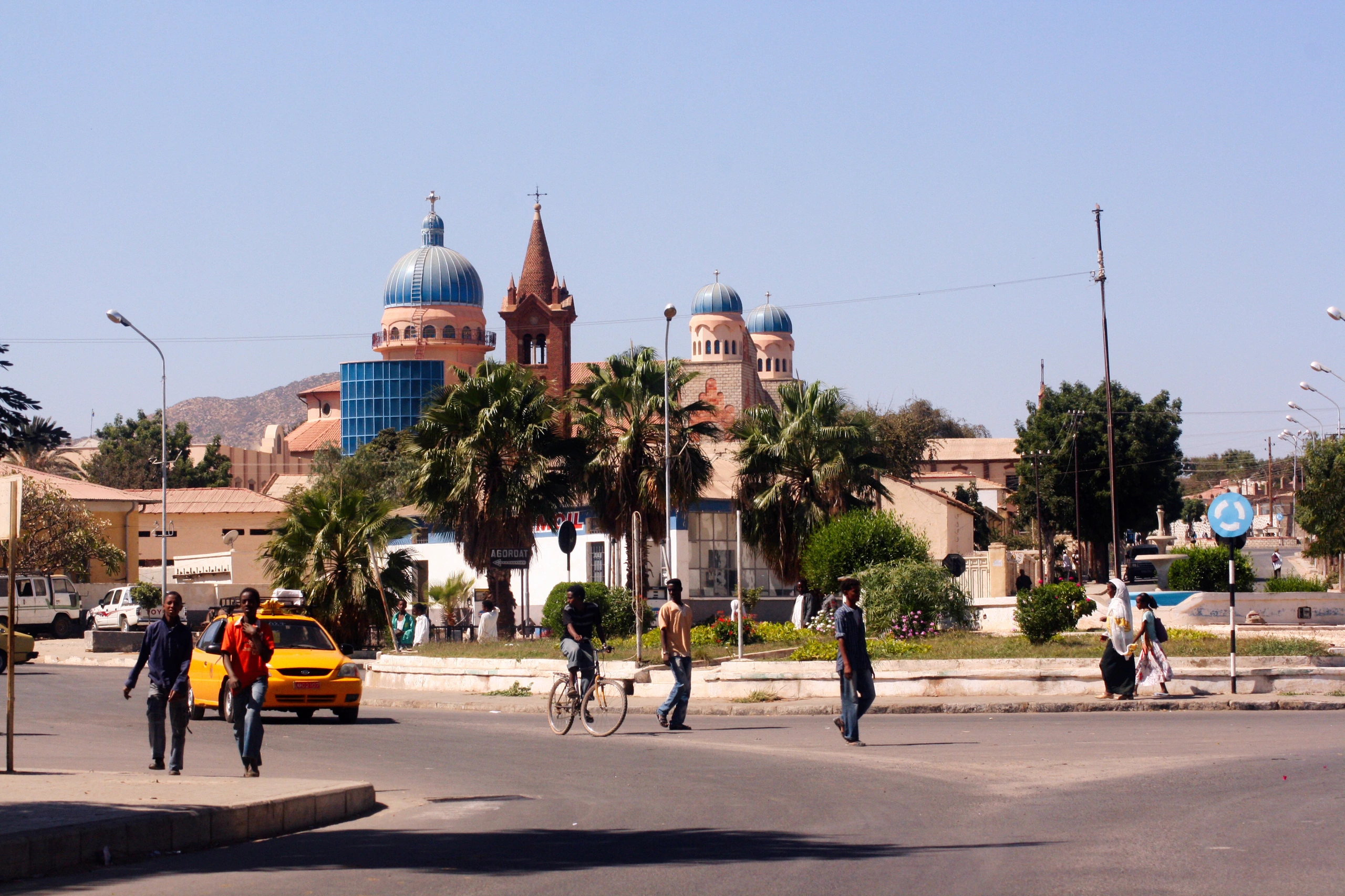Gatuvy i Keren med kyrkan San Antonio, Eritrea