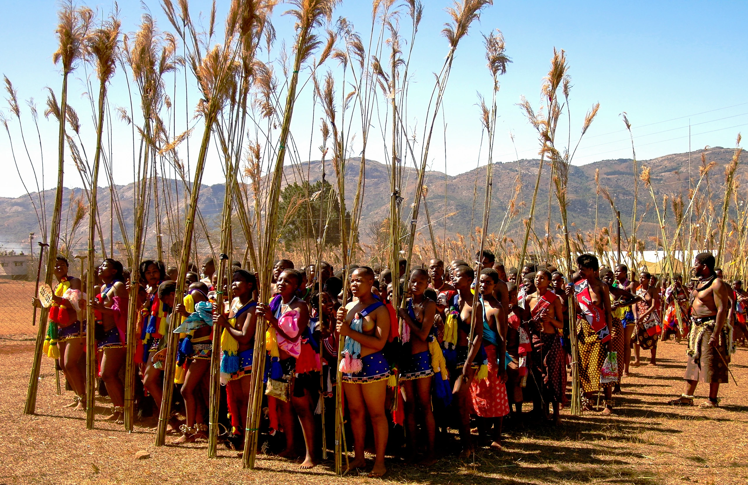 Kvinnor i traditionella dräkter på Umhlanga, Lobamba, Eswatini