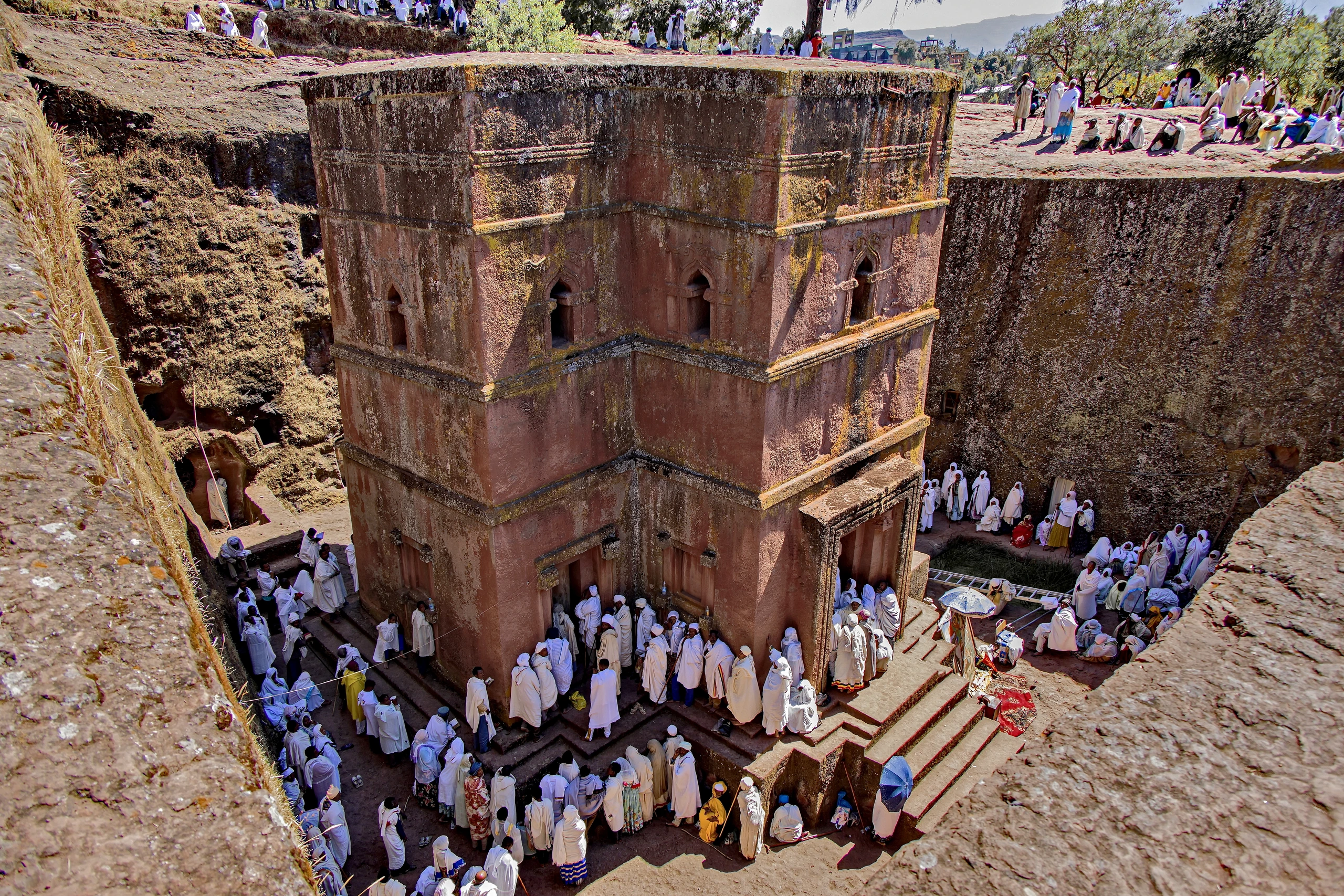 Pilgrimer i vitt vid Biete Ghiorgis, Lalibela, Etiopien
