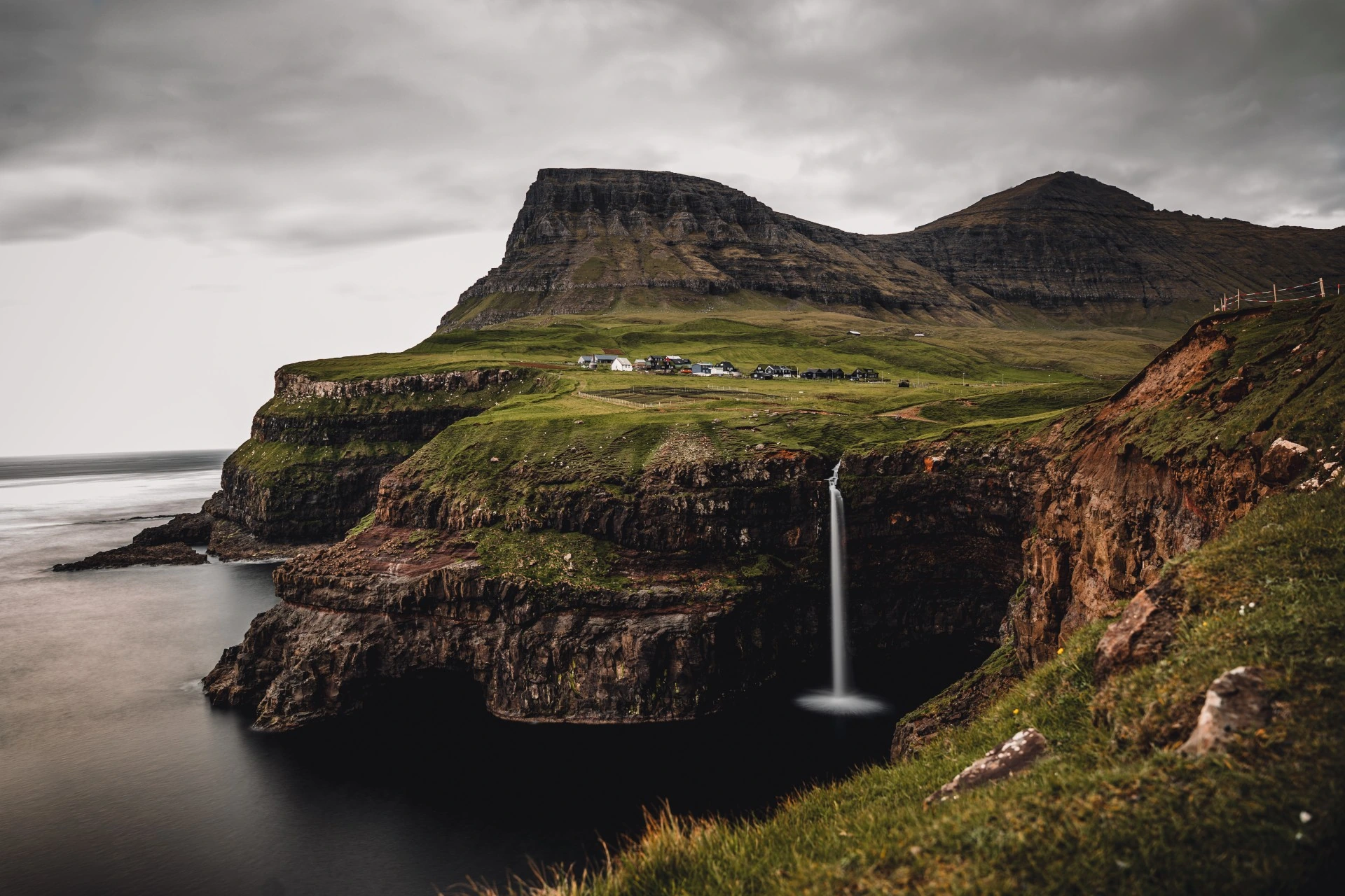 Múlafossur Waterfall vid Gásadalur, Färöarna