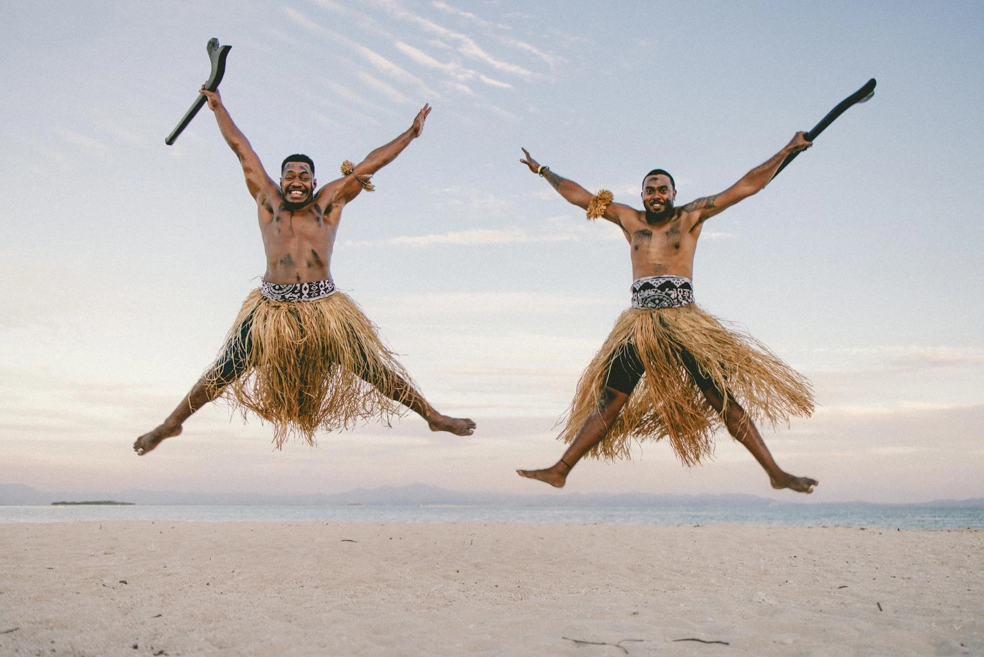 Män som hoppar på strand i Fiji