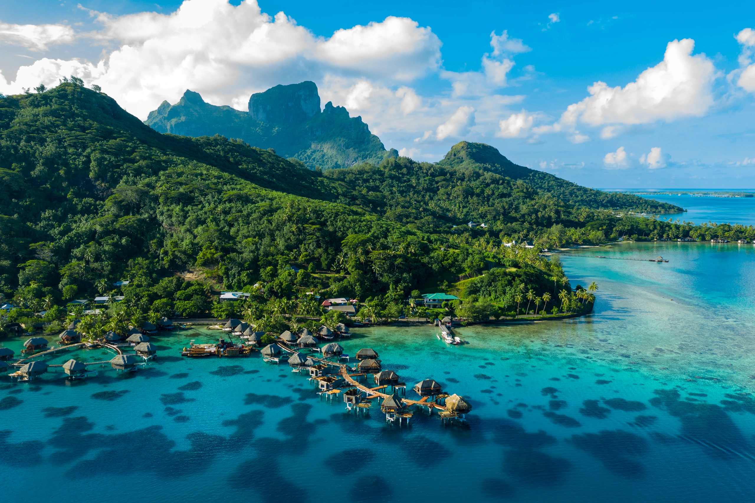 Flygfoto av Bora Bora med bungalows, Franska Polynesien