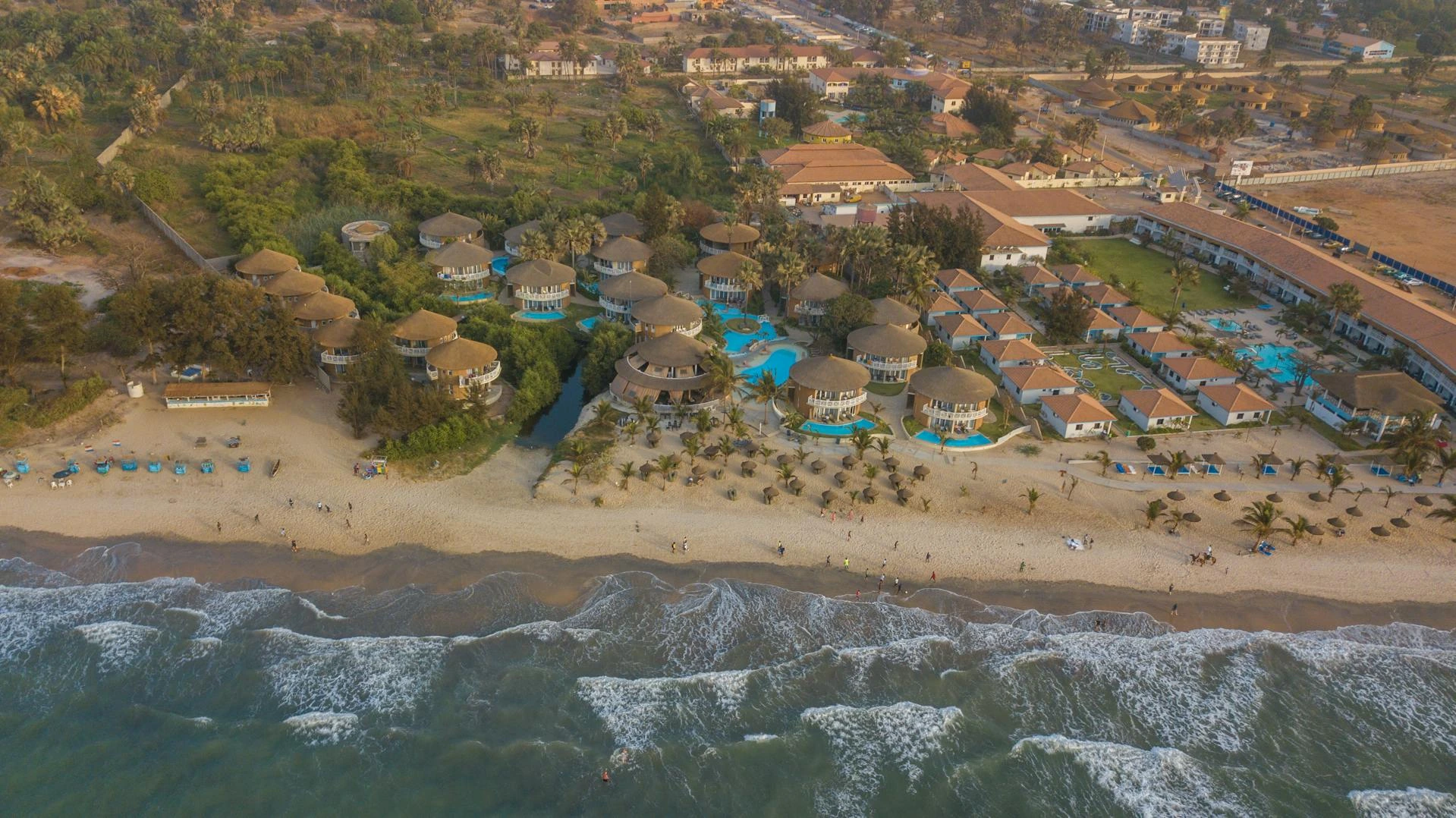 Flygfoto av strandresort i Gambia