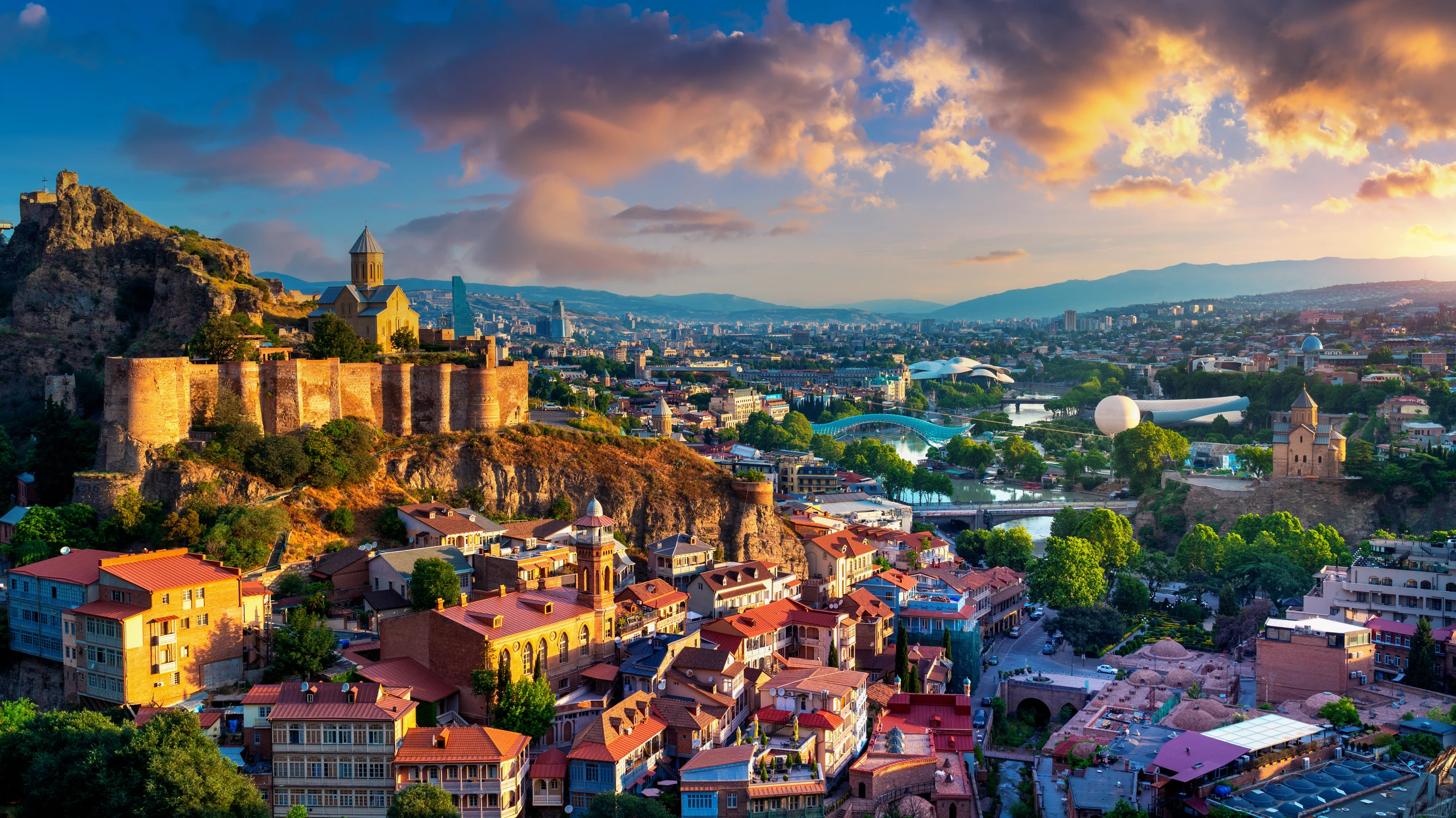 Panorama över Tbilisi vid soluppgång, Georgien