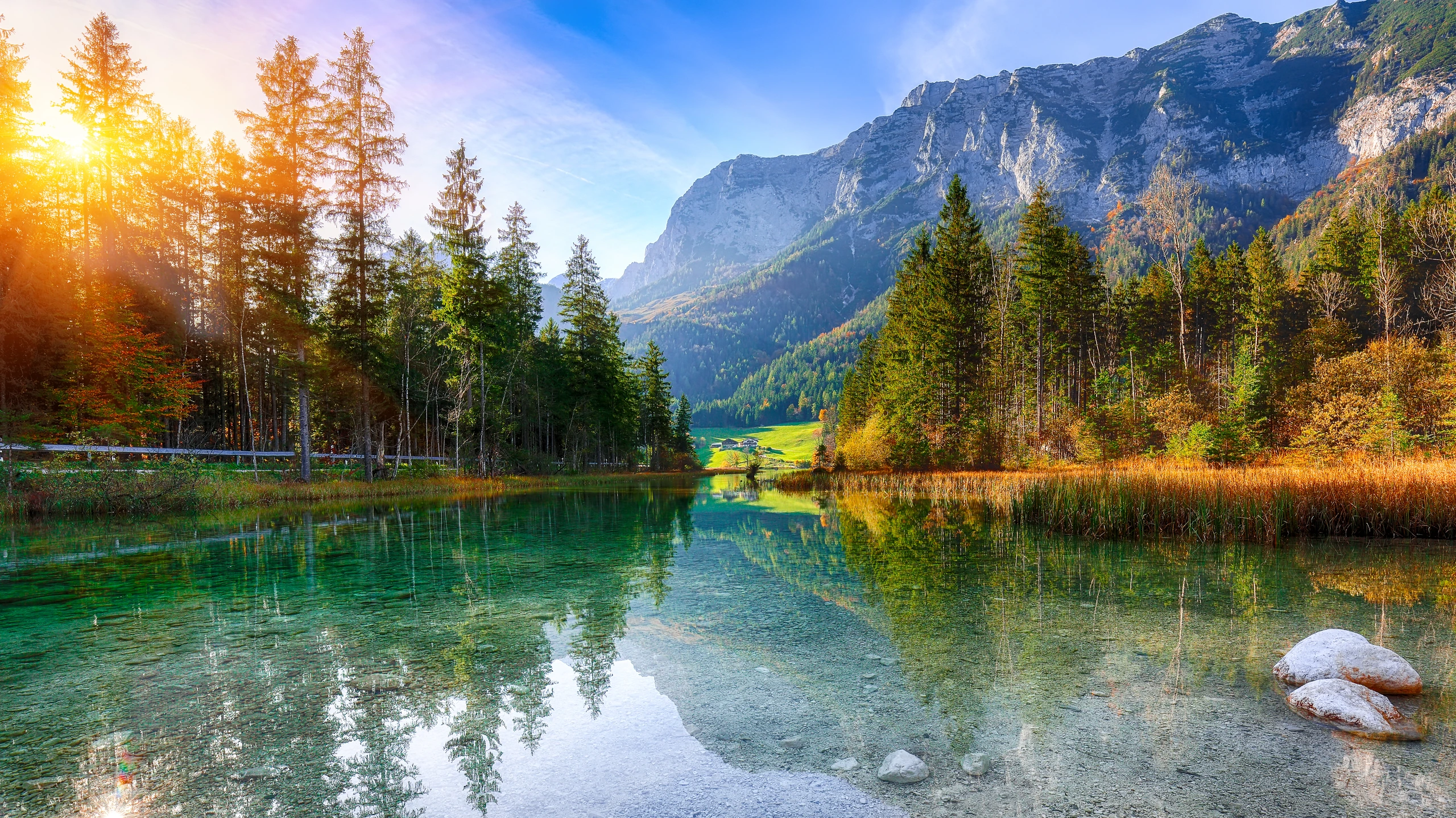 Höstsolnedgång över sjön Hintersee, Tyskland