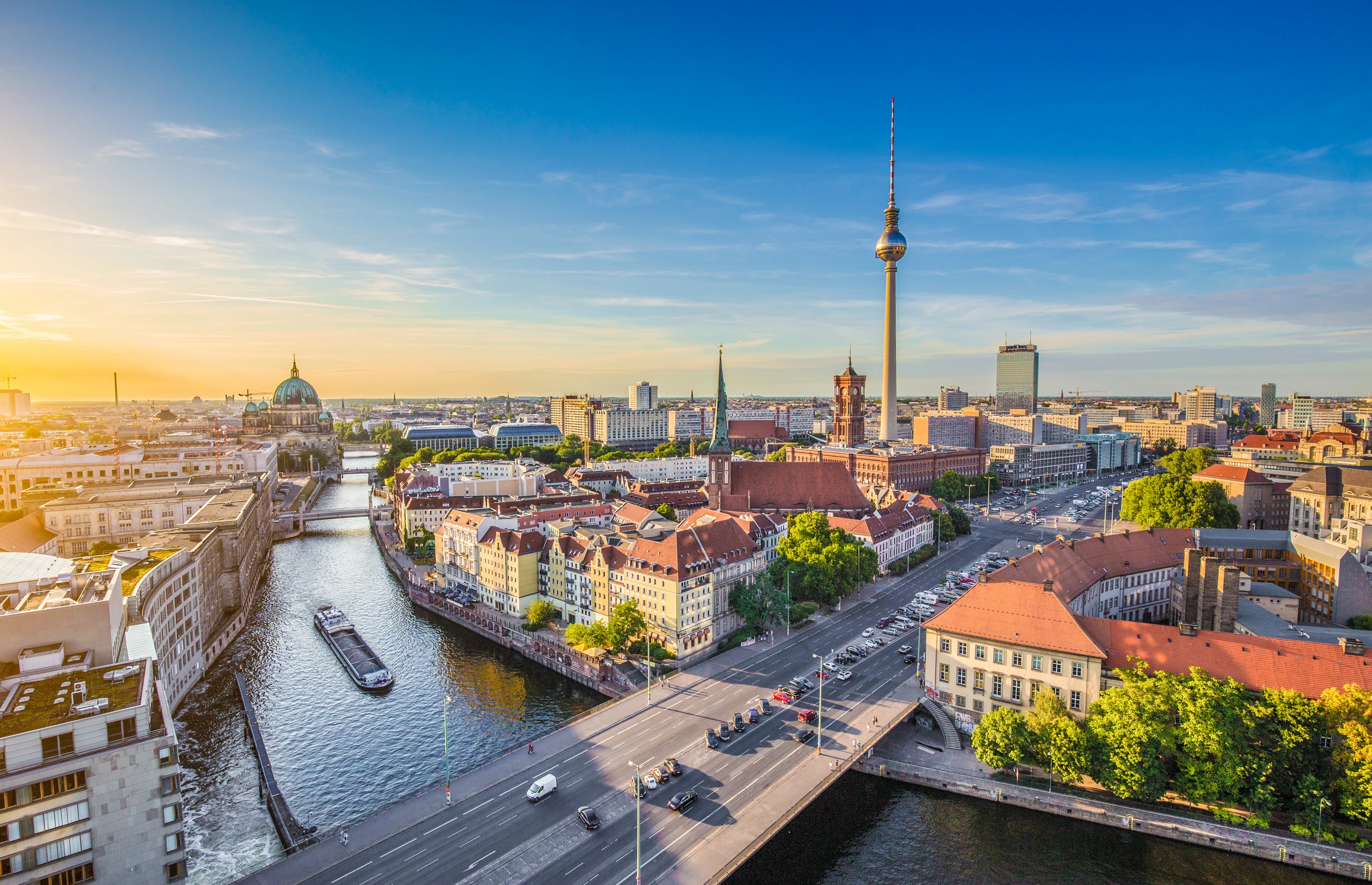 Berlins skyline med TV-torn och Spreefloden, Tyskland