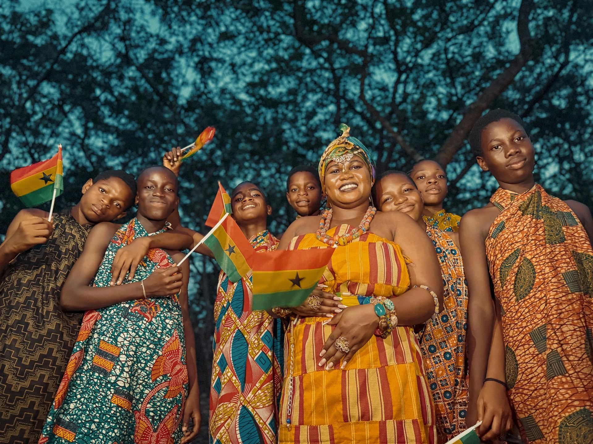 Ghanansk fest med kente och flaggor, Ghana