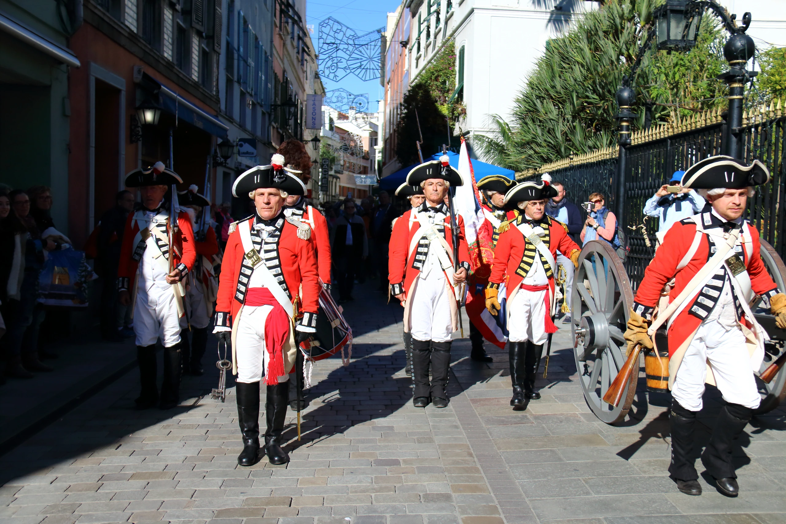 Traditionellt klädda soldater i Gibraltar