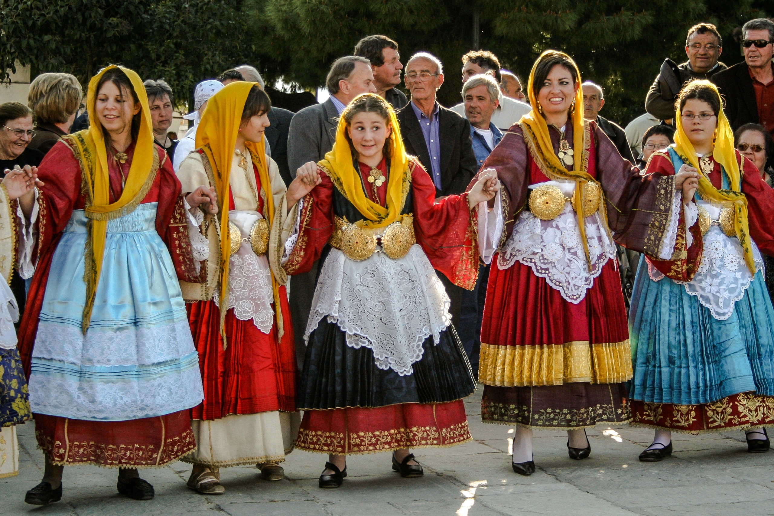Kvinnor dansar i platian i Trikeri, Grekland