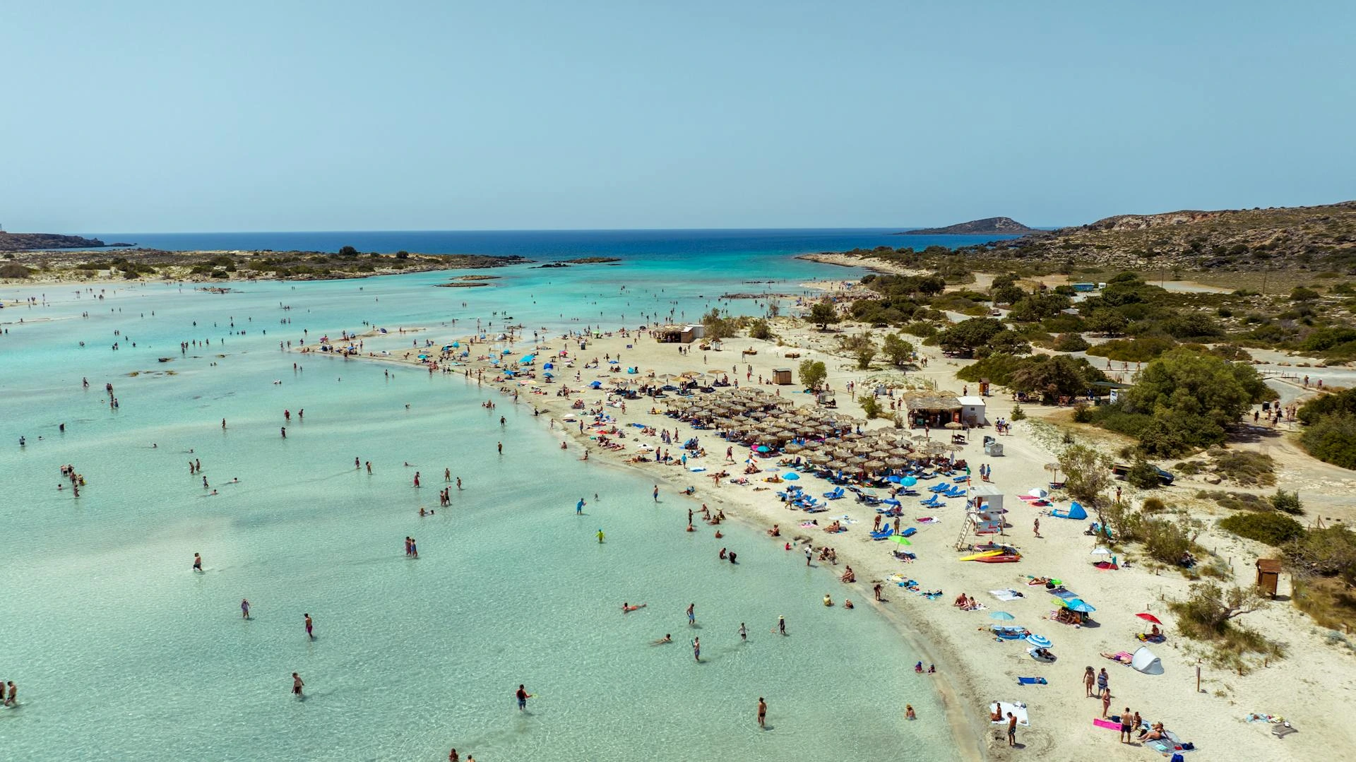 Strand vid havet i Grekland