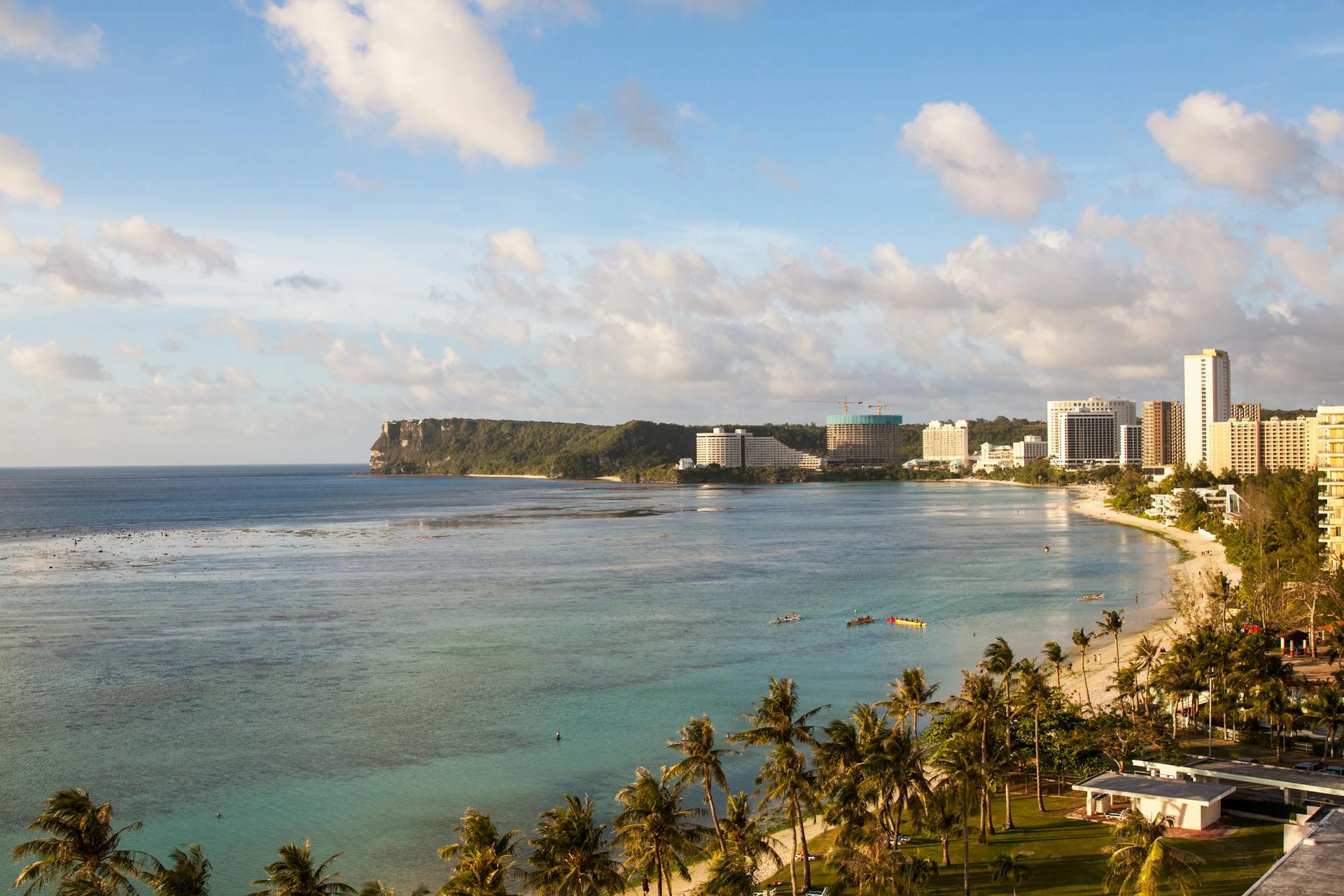 Flygfoto av kusten med byggnader på Guam