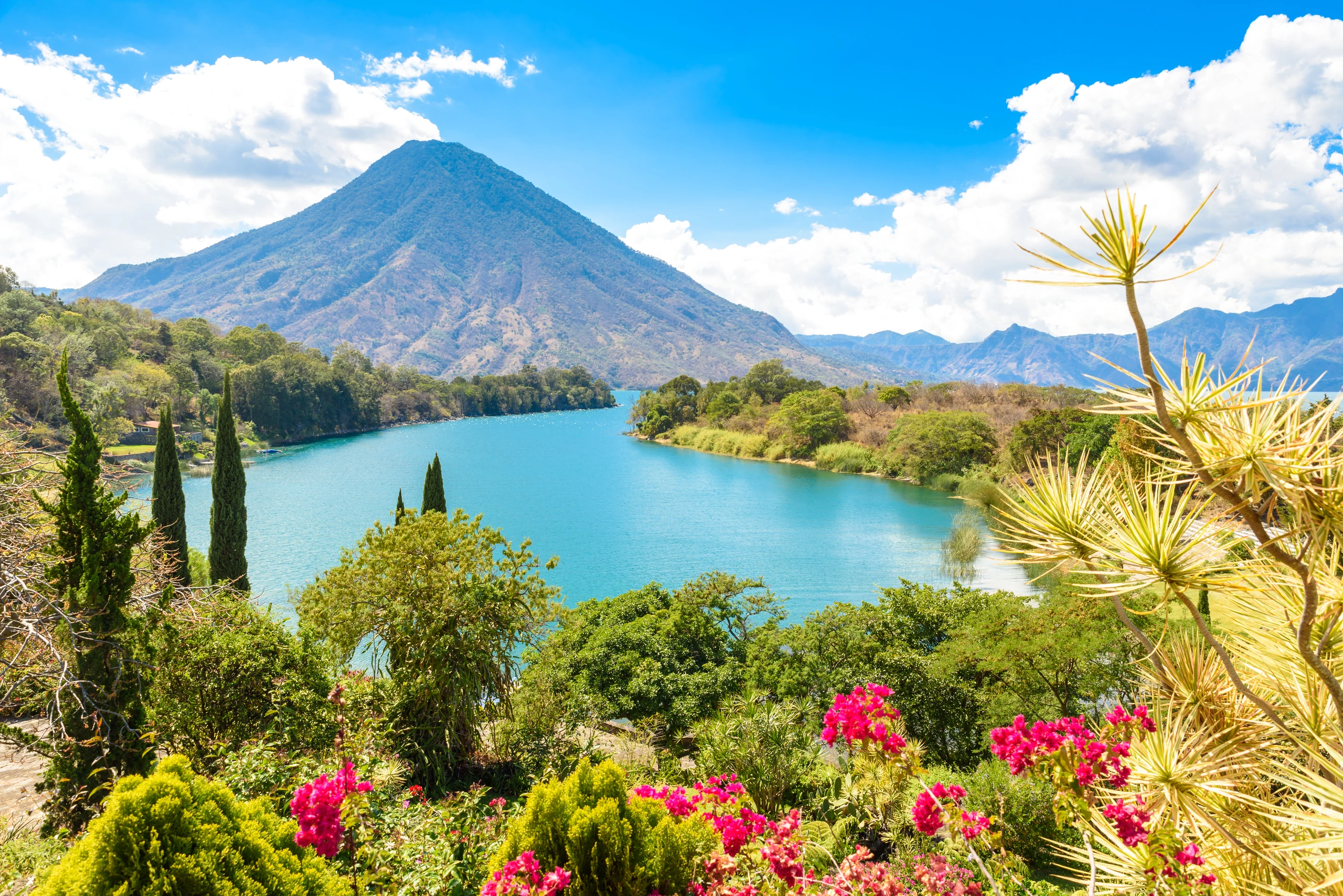 Vik av sjön Atitlán med vulkanen San Pedro, Guatemala