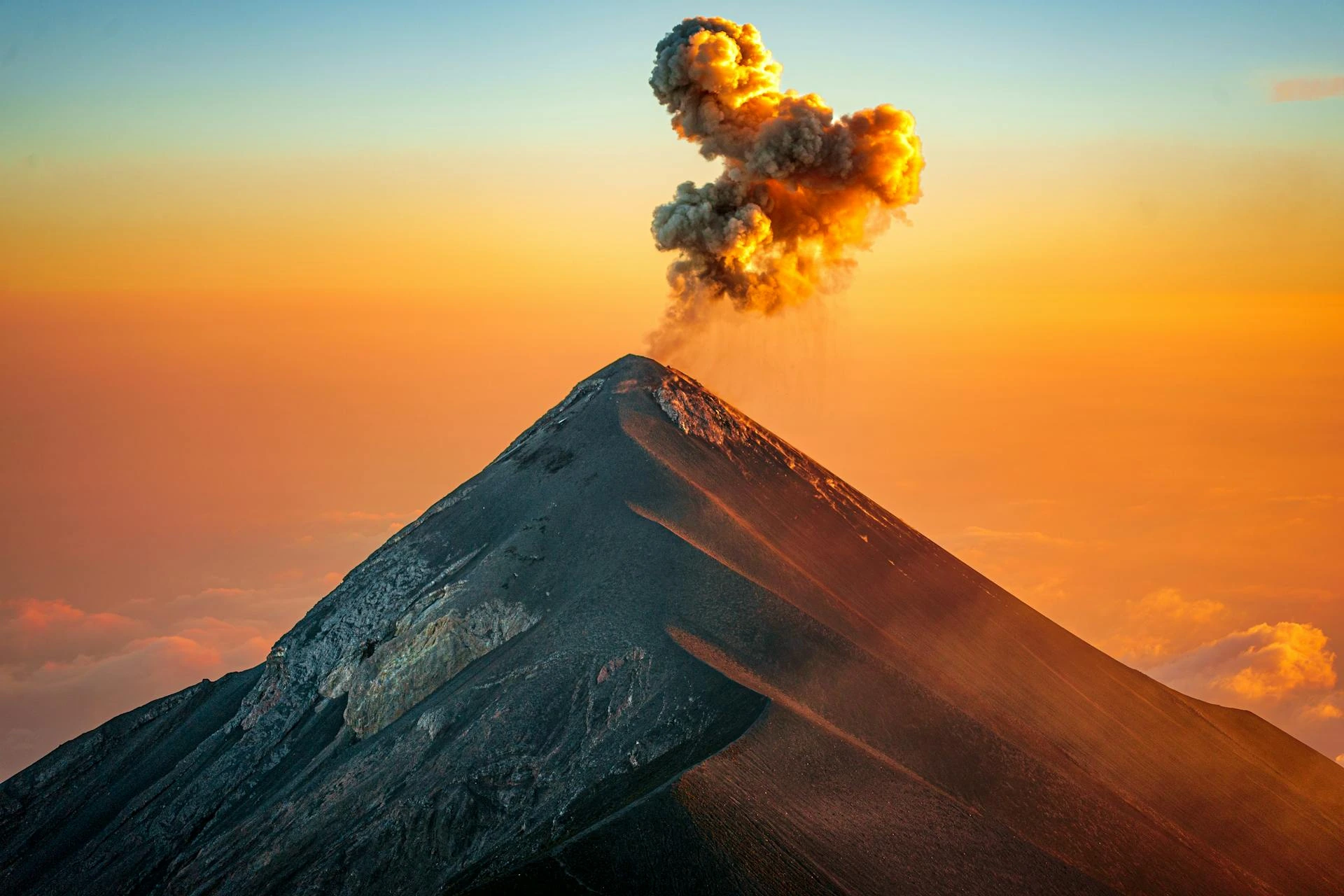 Moln över bergstopp vid solnedgång, Guatemala