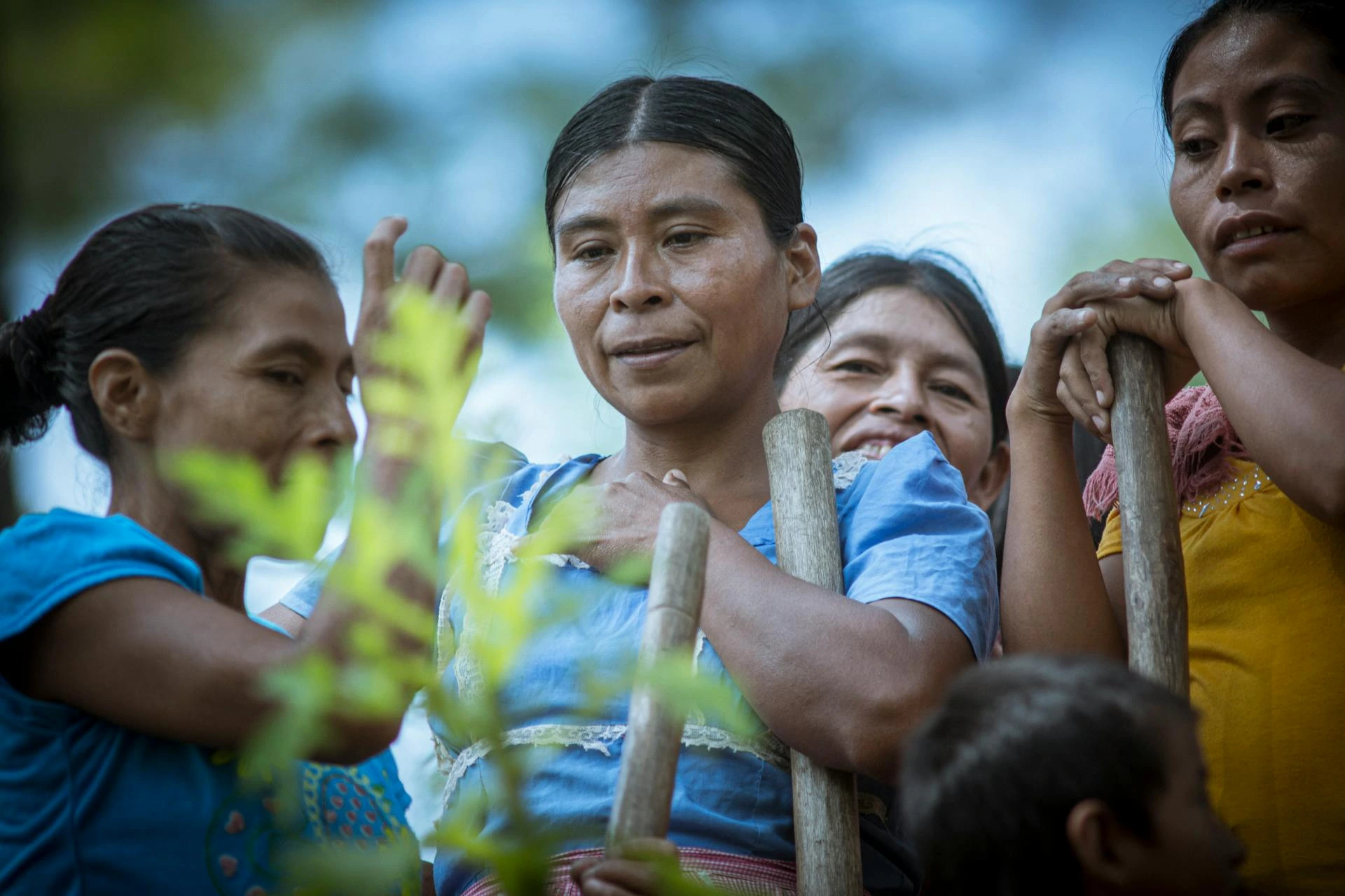 Kvinnor med trästänger i Guatemala