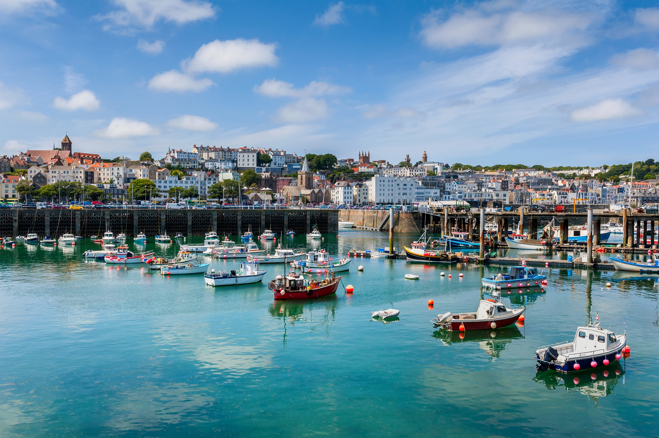Hamnen och skyline i Saint Peter Port, Guernsey