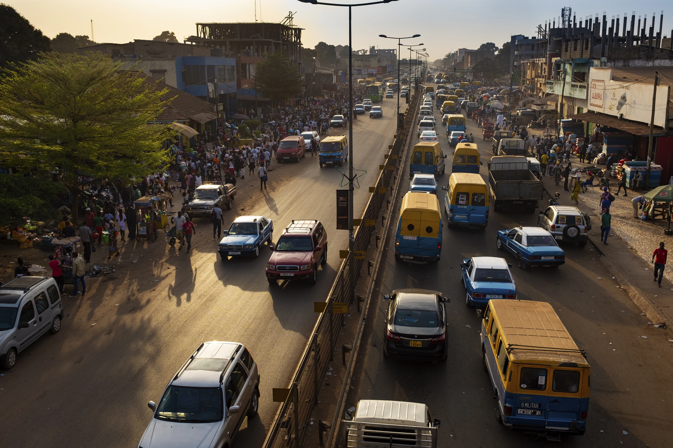 Bissau under rusningstid, Bandim marknad, Guinea-Bissau