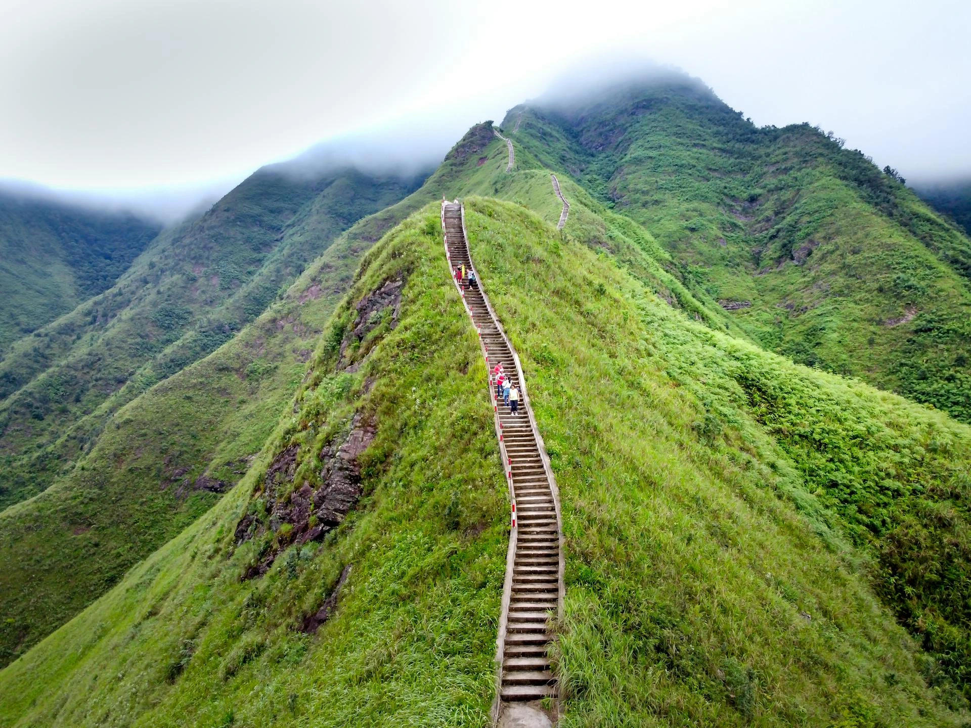 Trappor på bergssidan i Hawaii