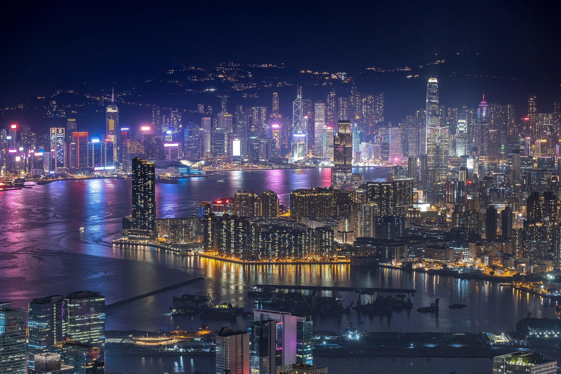 Skyskrapor vid hamnen i Hong Kong