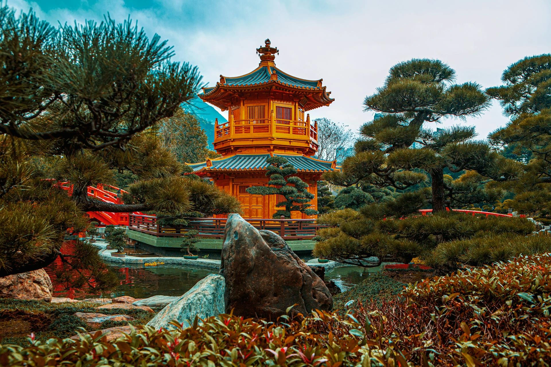 Pagoda omgiven av trädgård i Hong Kong