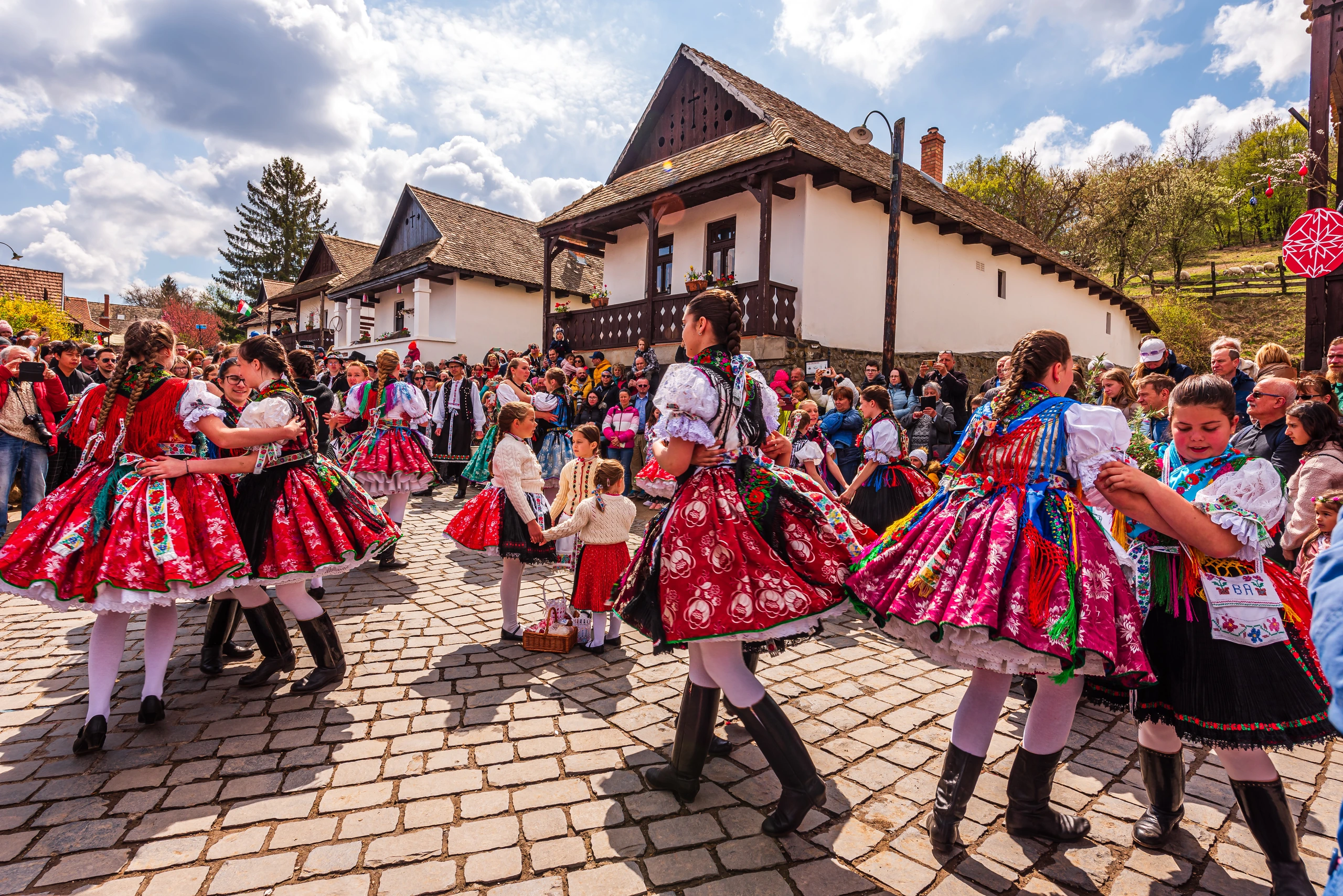 Traditionell påskfestival i Hollókő, Ungern