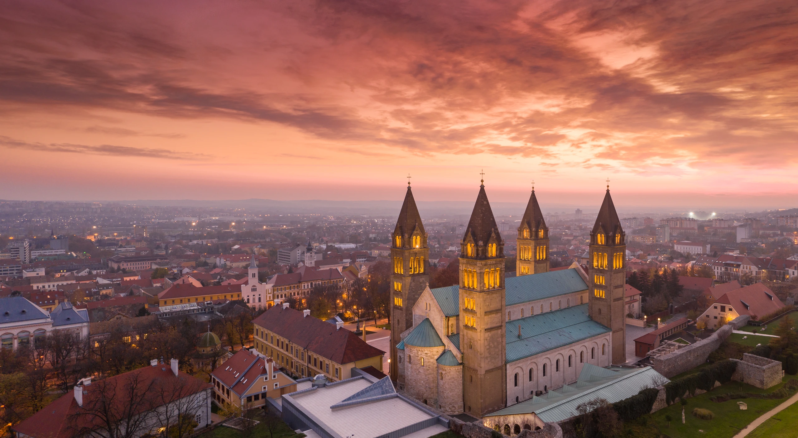 Utsikt över kyrkan i Pécs, Ungern