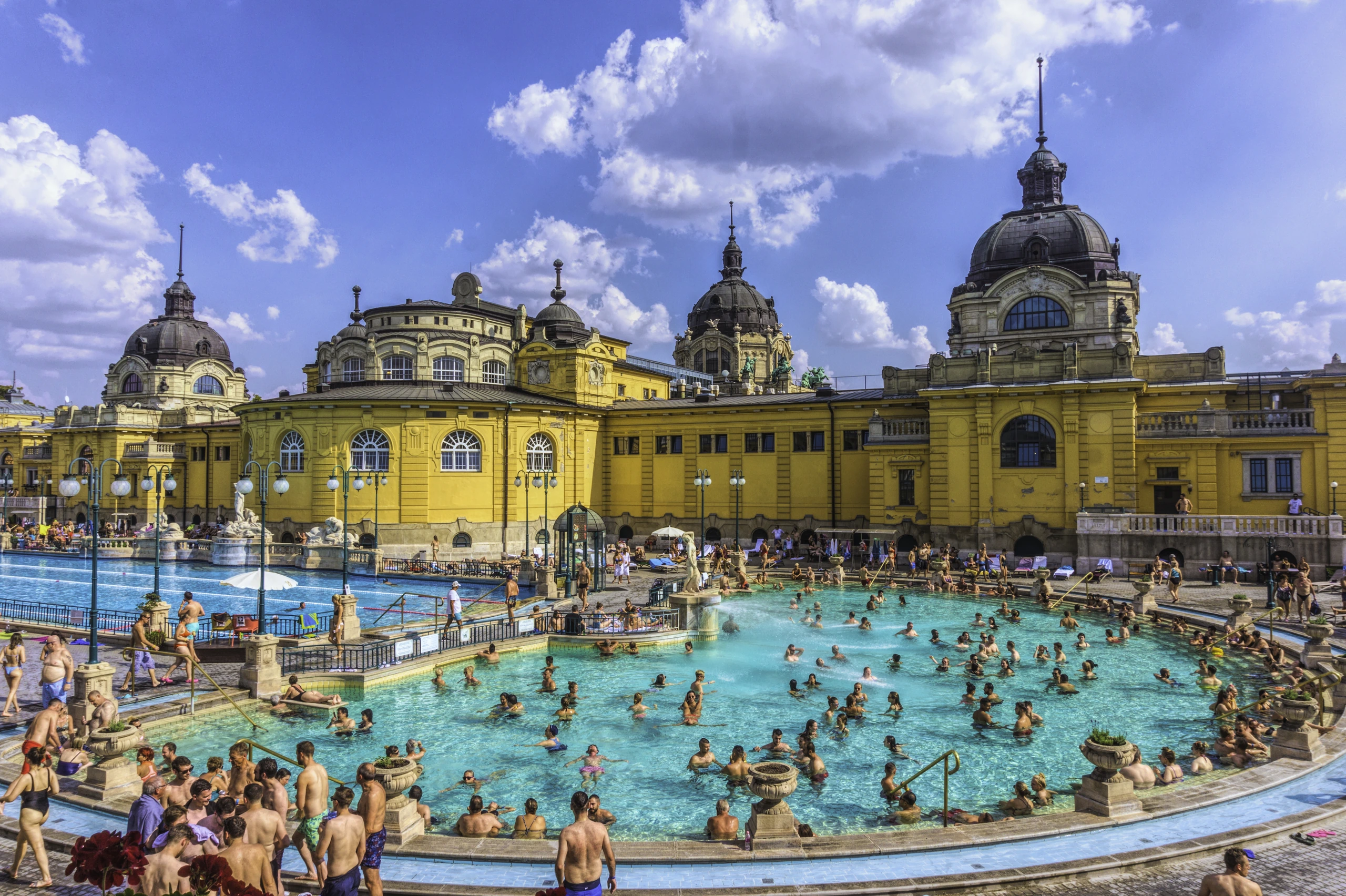 Termisk utomhuspool i Széchenyi-baden, Ungern