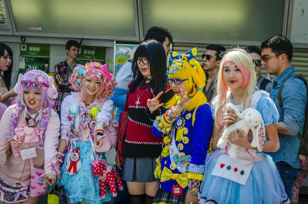 Tonåringar utklädda i sina favorit-animekostymer