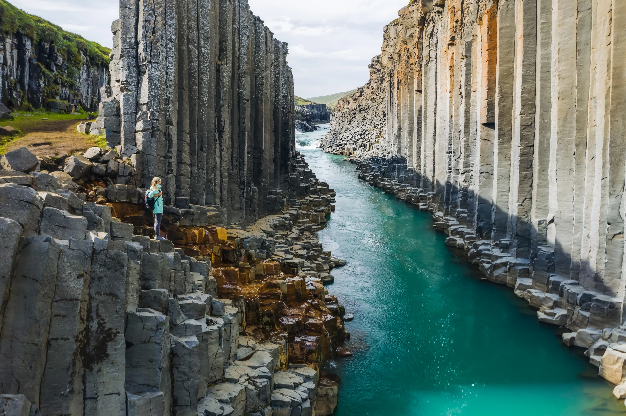 Studlagil Canyon med basaltpelare, Island
