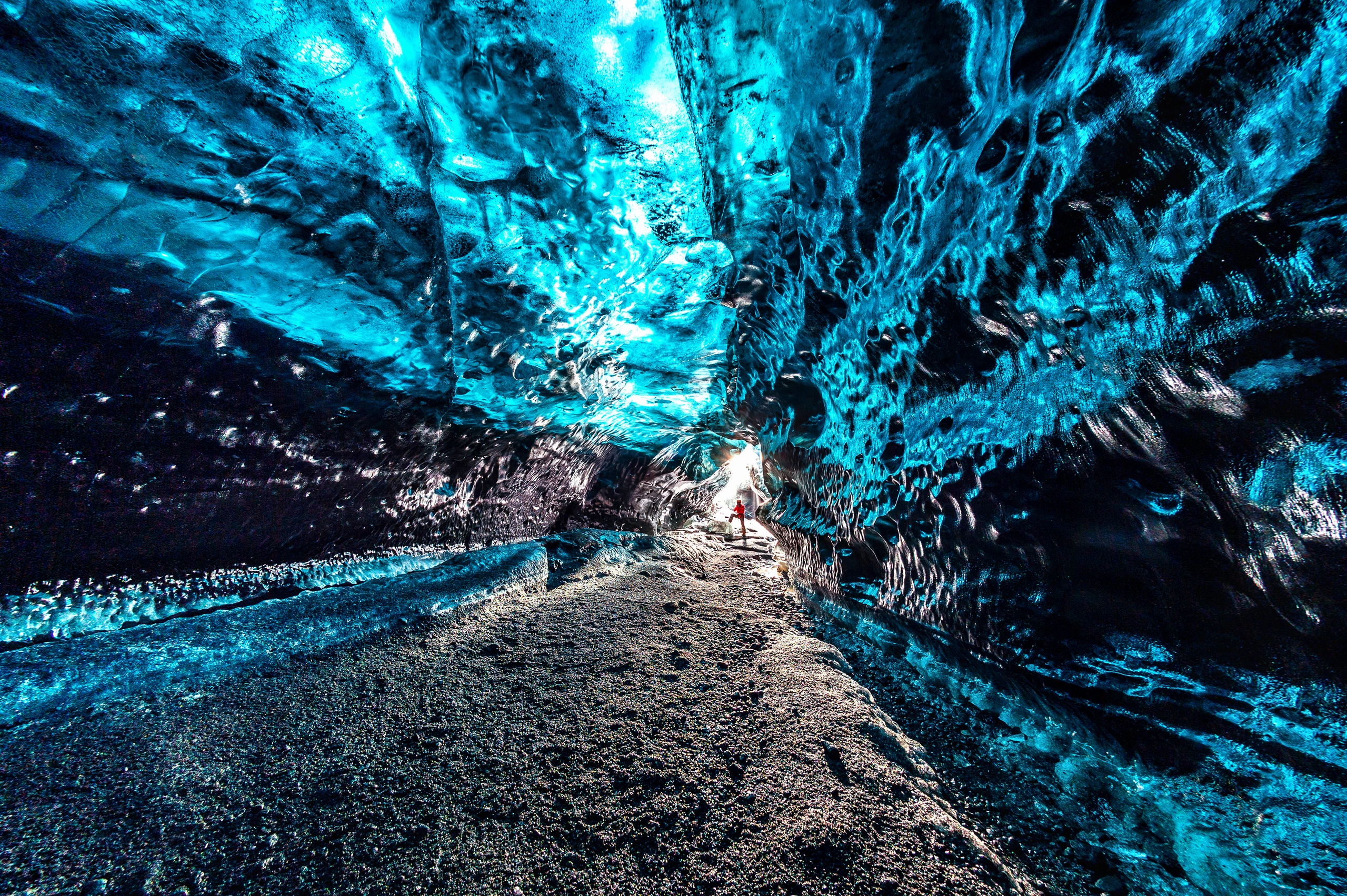Isgrotta i glaciär på Island