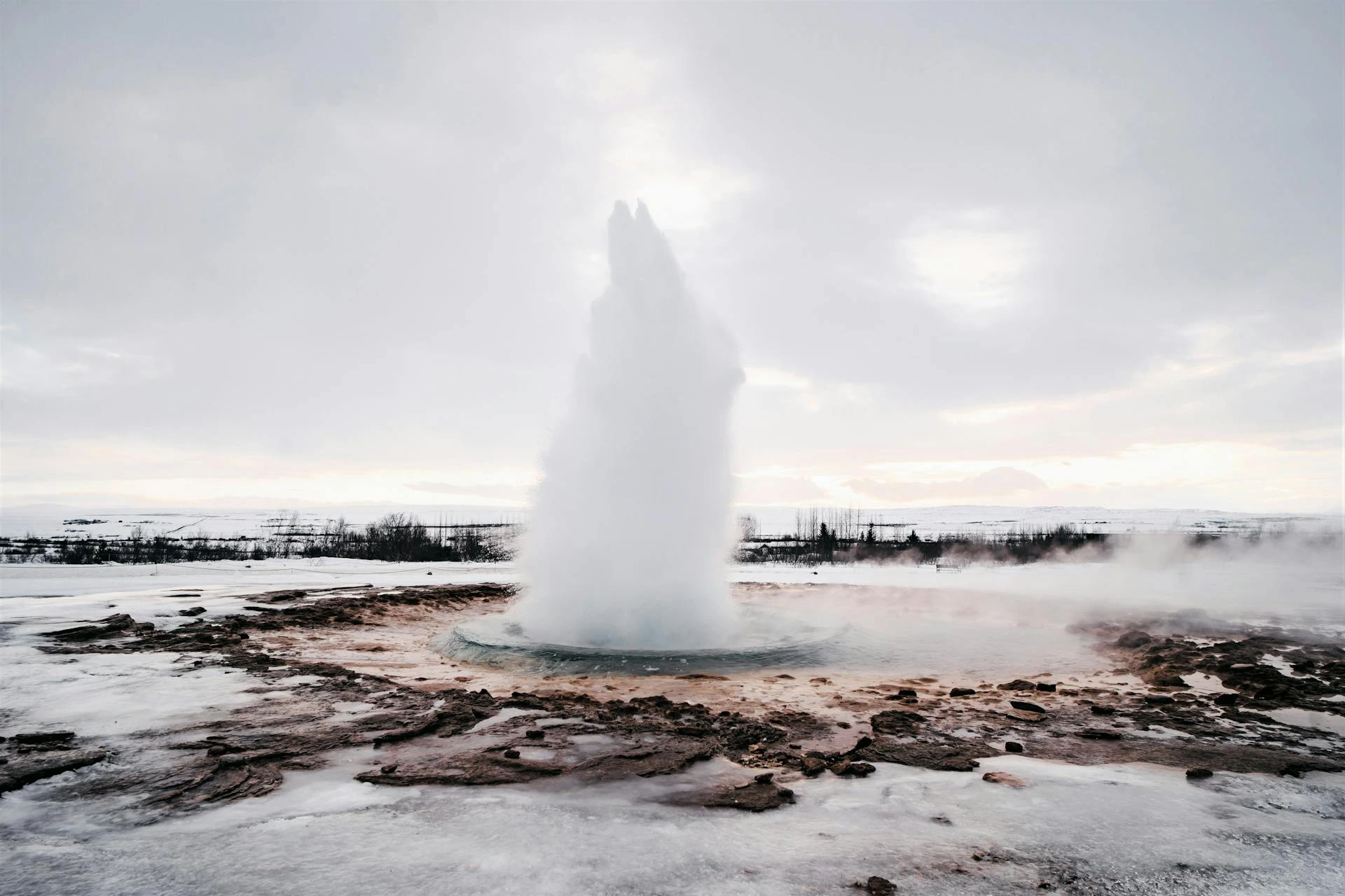 Utbrott av Strokkur-gejsern på Island