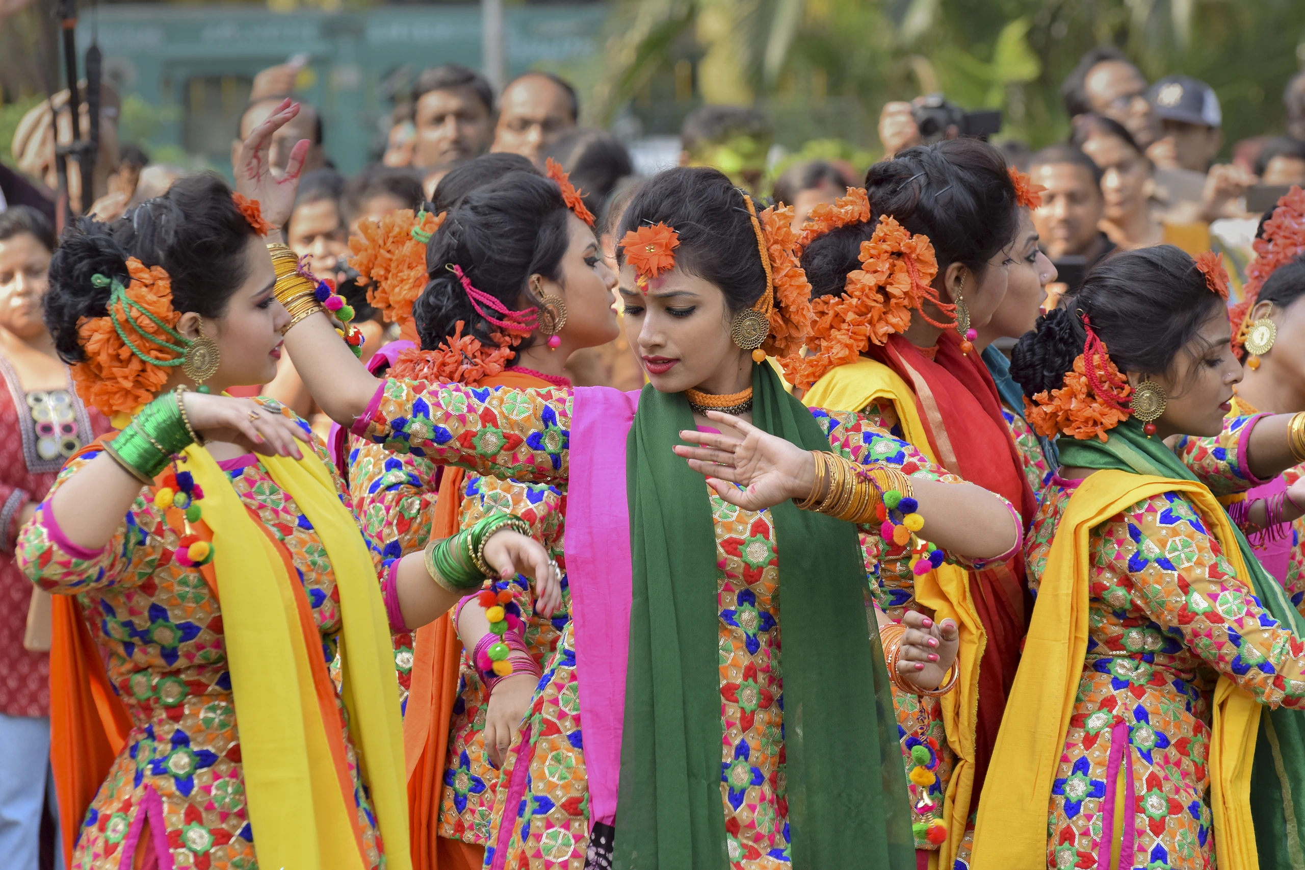 Unga flickor dansar på Holi, Indien