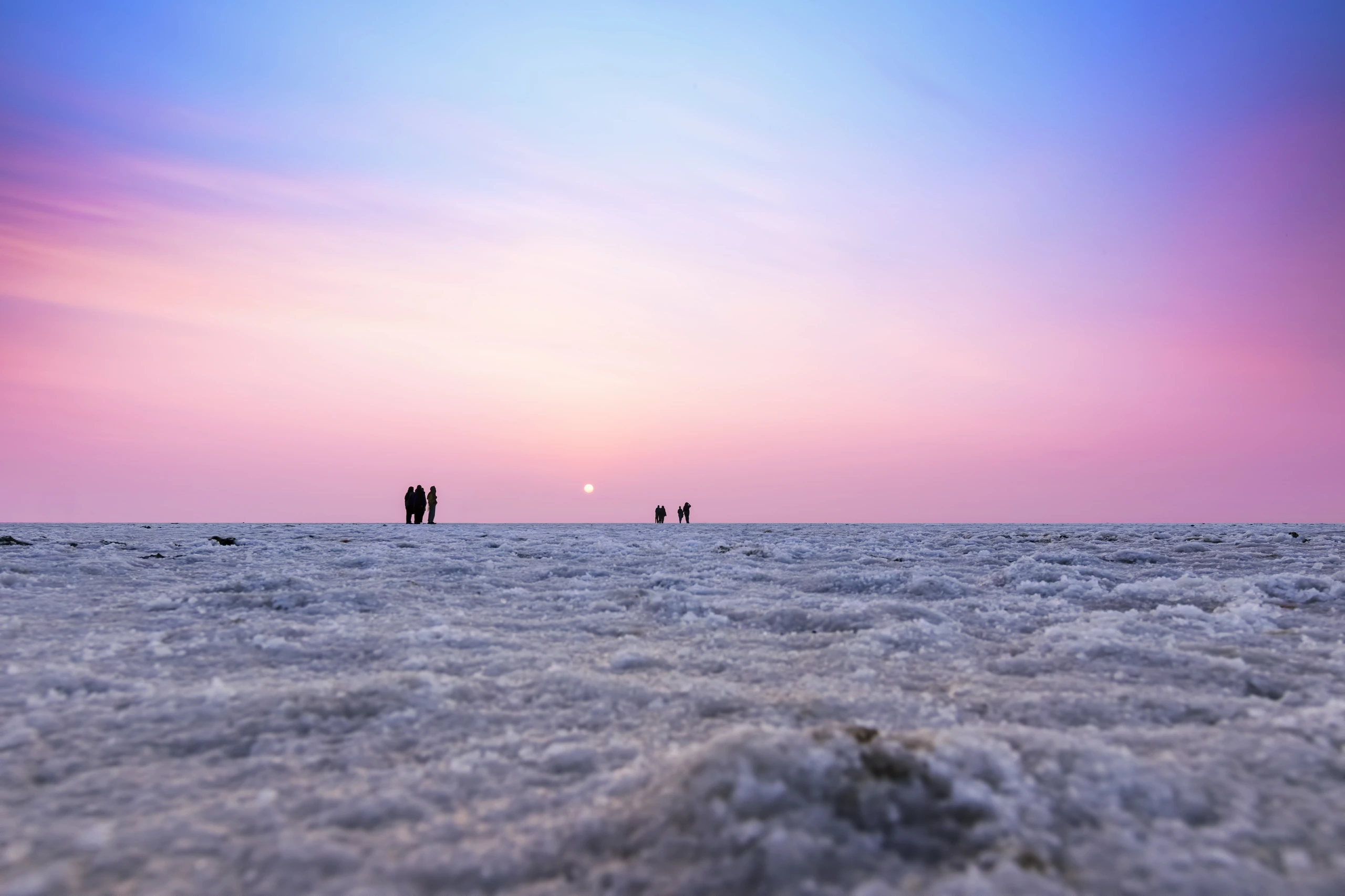 Mångfärgad solnedgång vid Rann of Kutch, Gujarat, Indien