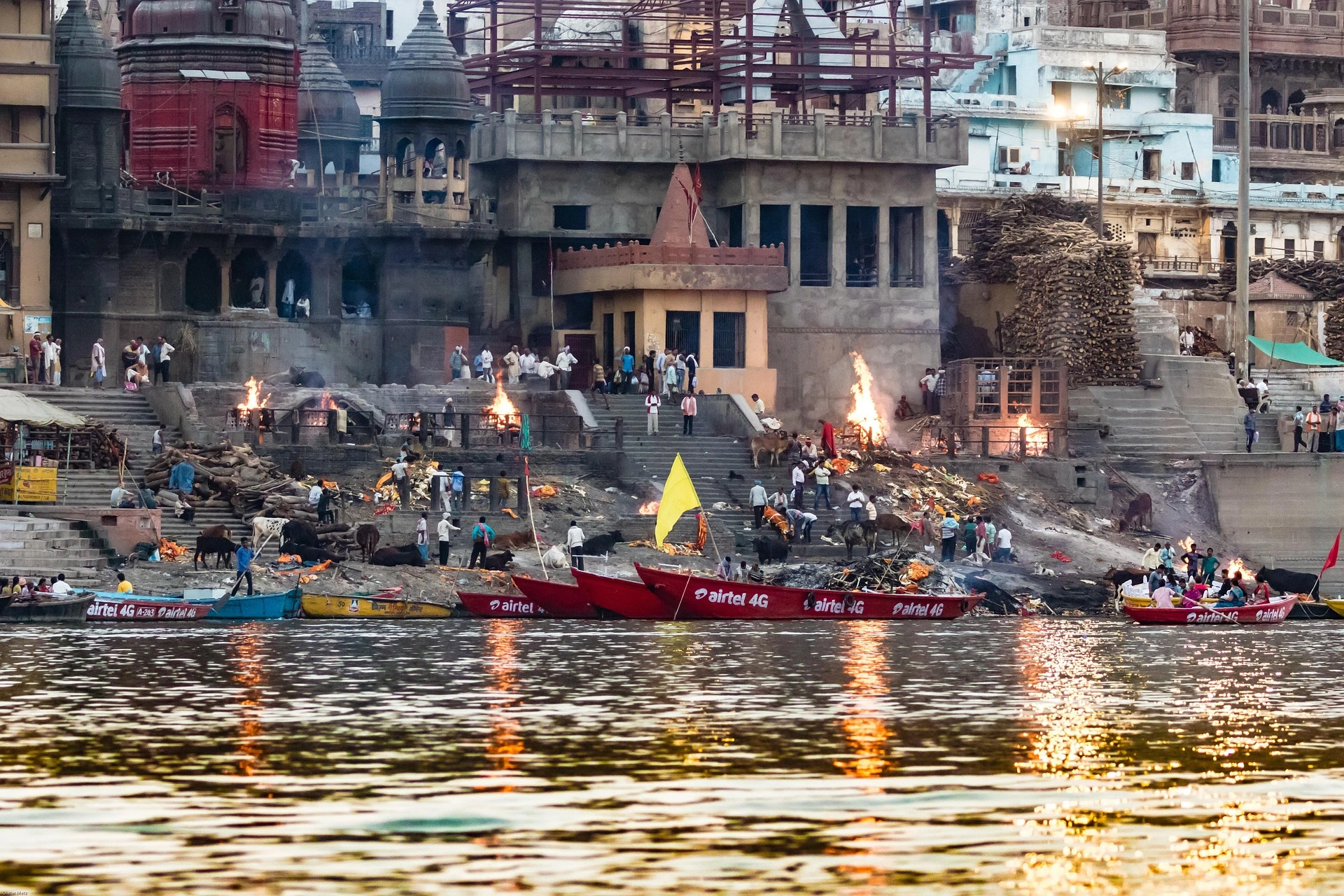Ganges vid Manikarnika i Varanasi, Indien