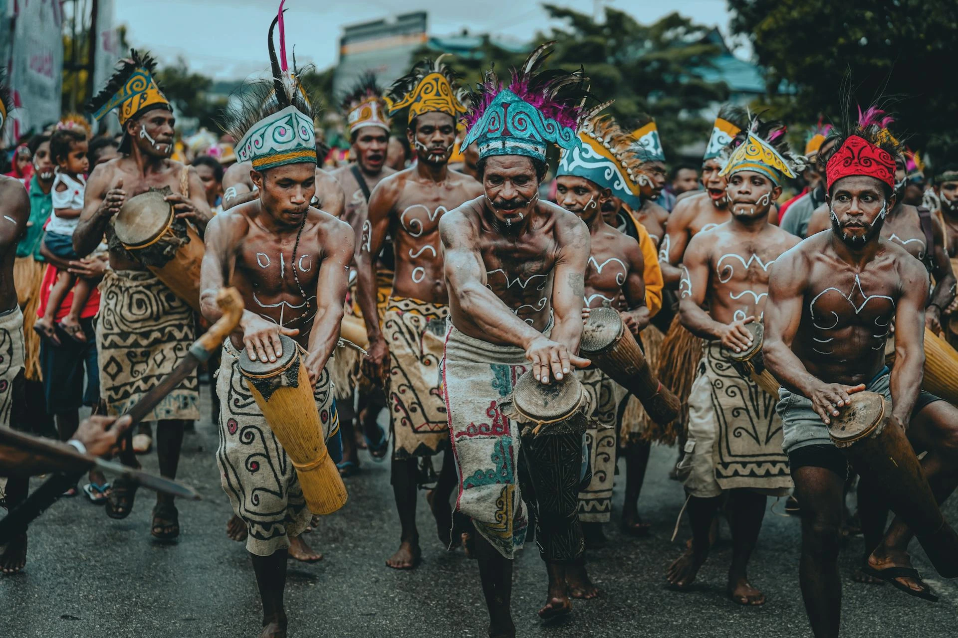 Parad med traditionella kläder i Indonesien