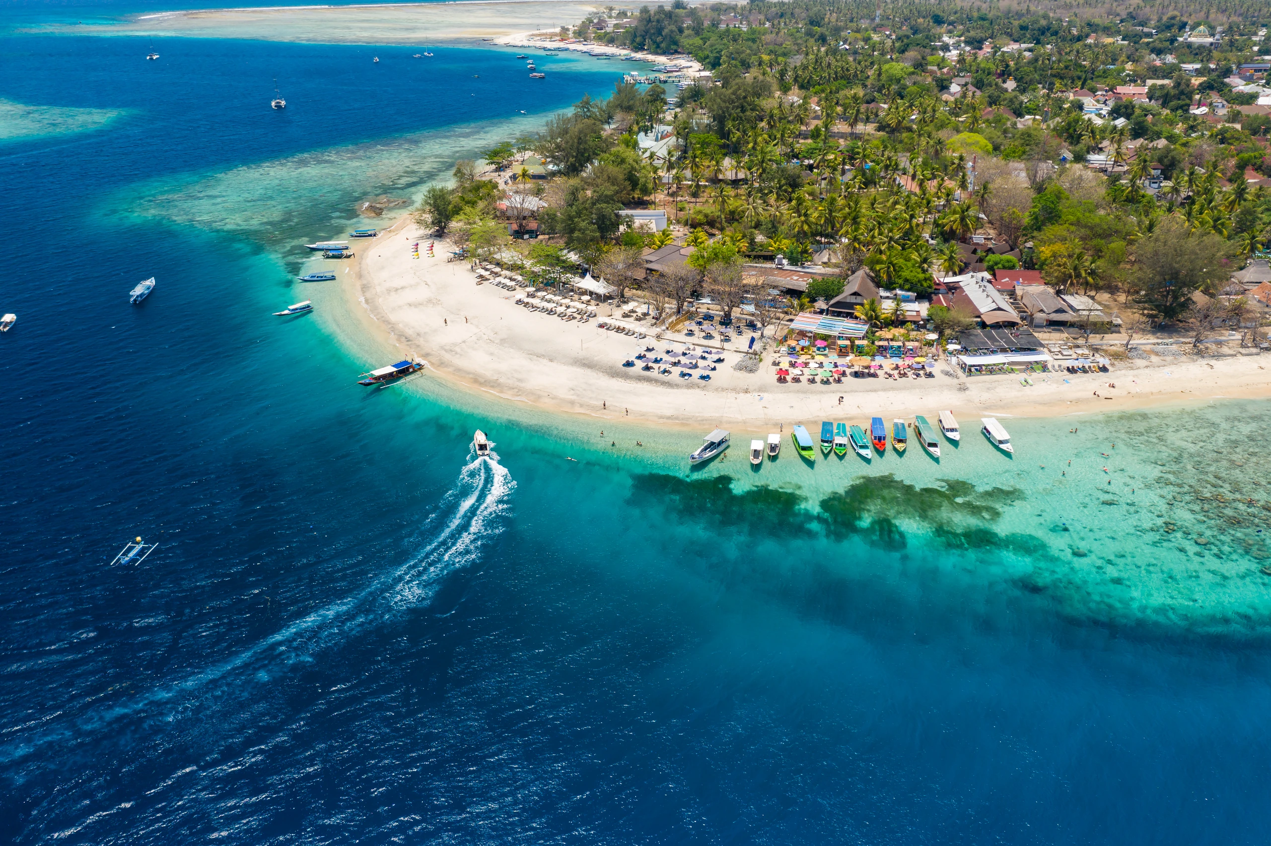 Båtar vid korallrev på Gili Air, Indonesien