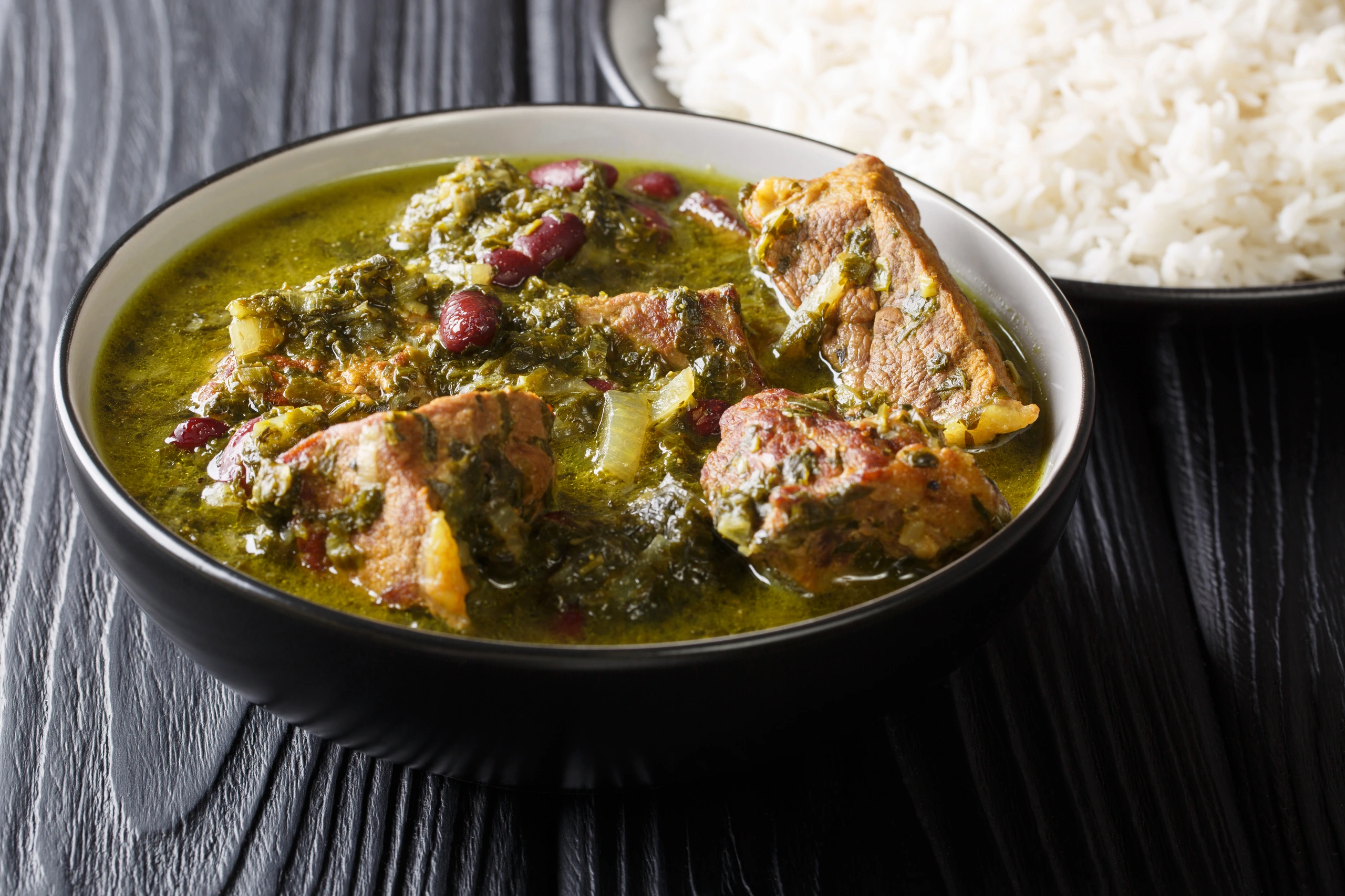 Ghormeh sabzi med lamm och ris, Iran
