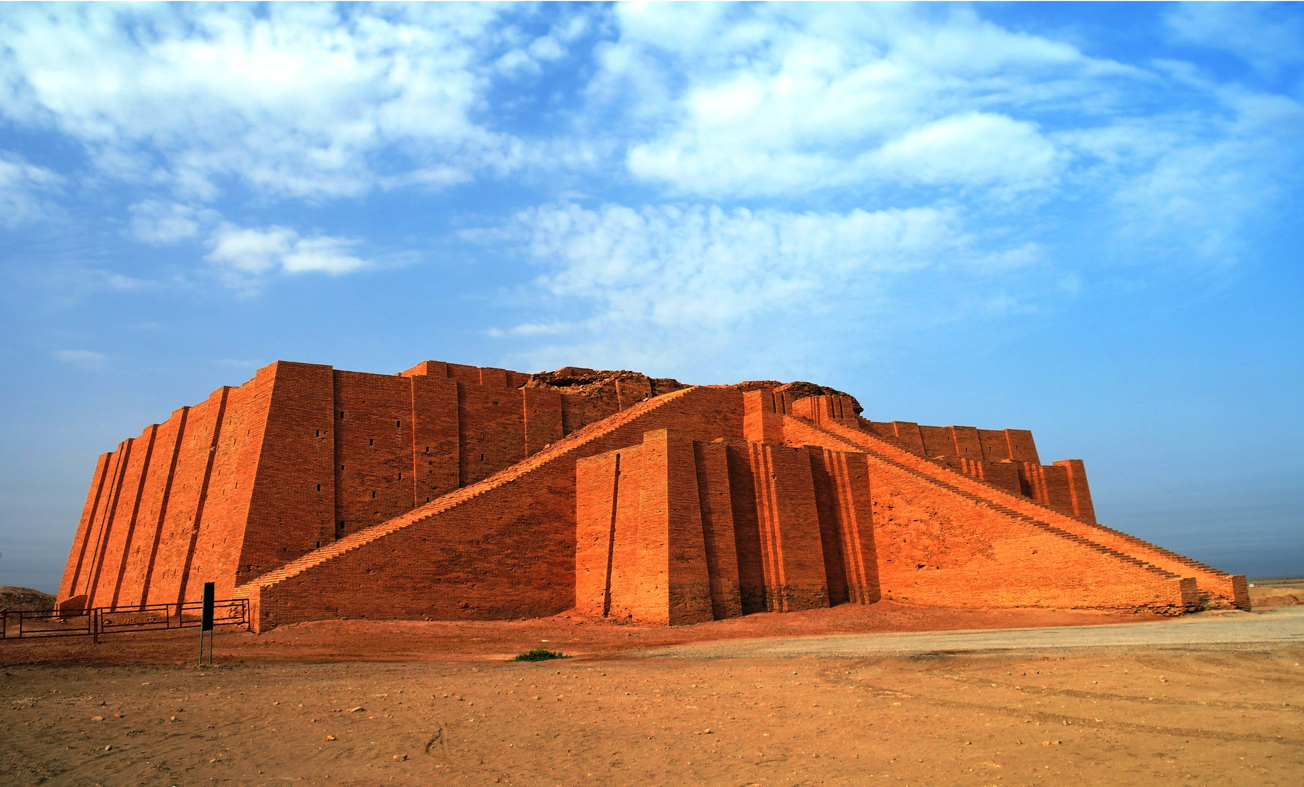 Återställd ziggurat i Ur, Irak