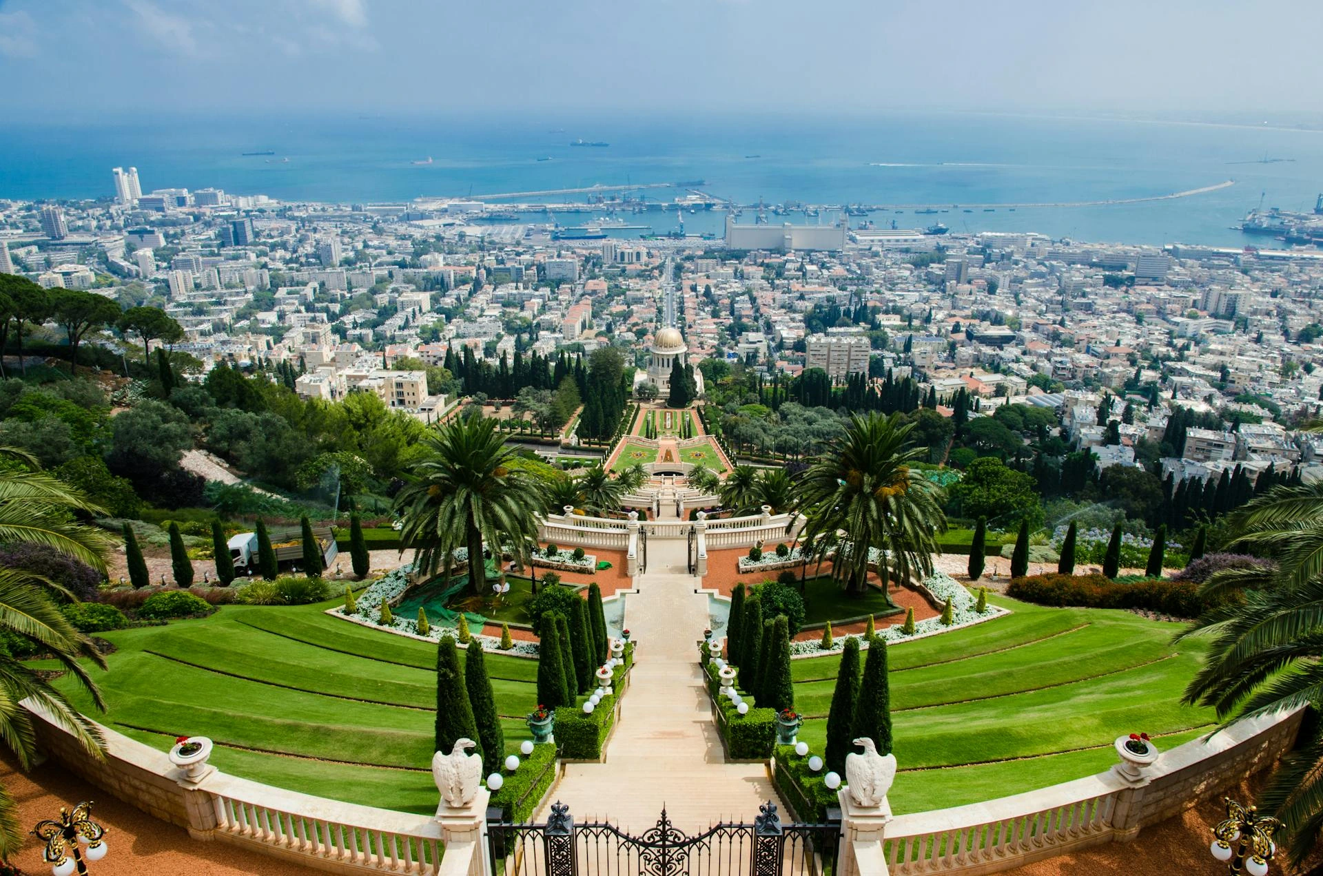 Panoramavy över vatten och hus i Israel