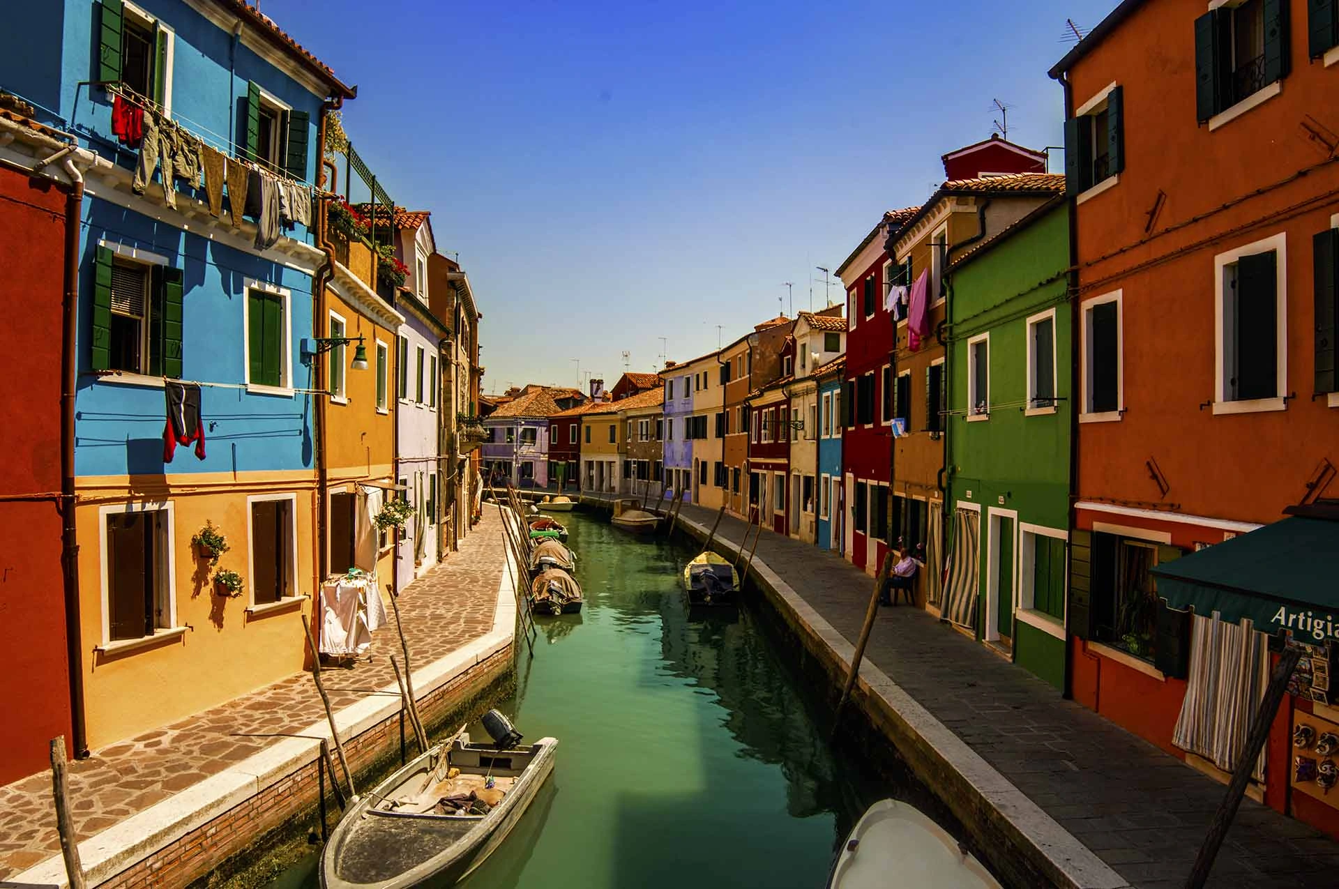 Burano, färgglada hus vid kanalen, Italien